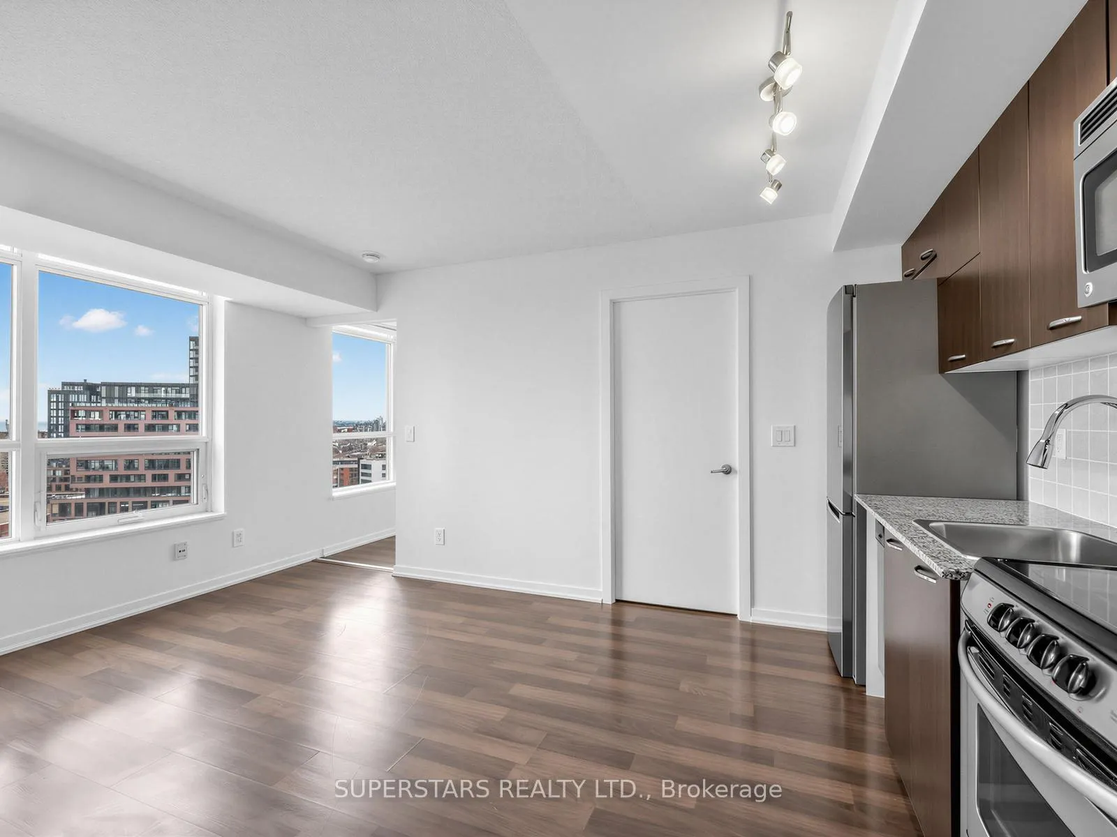 Photo 15 of 38 Joe Shuster Way, Toronto, South Parkdale — HOMEH