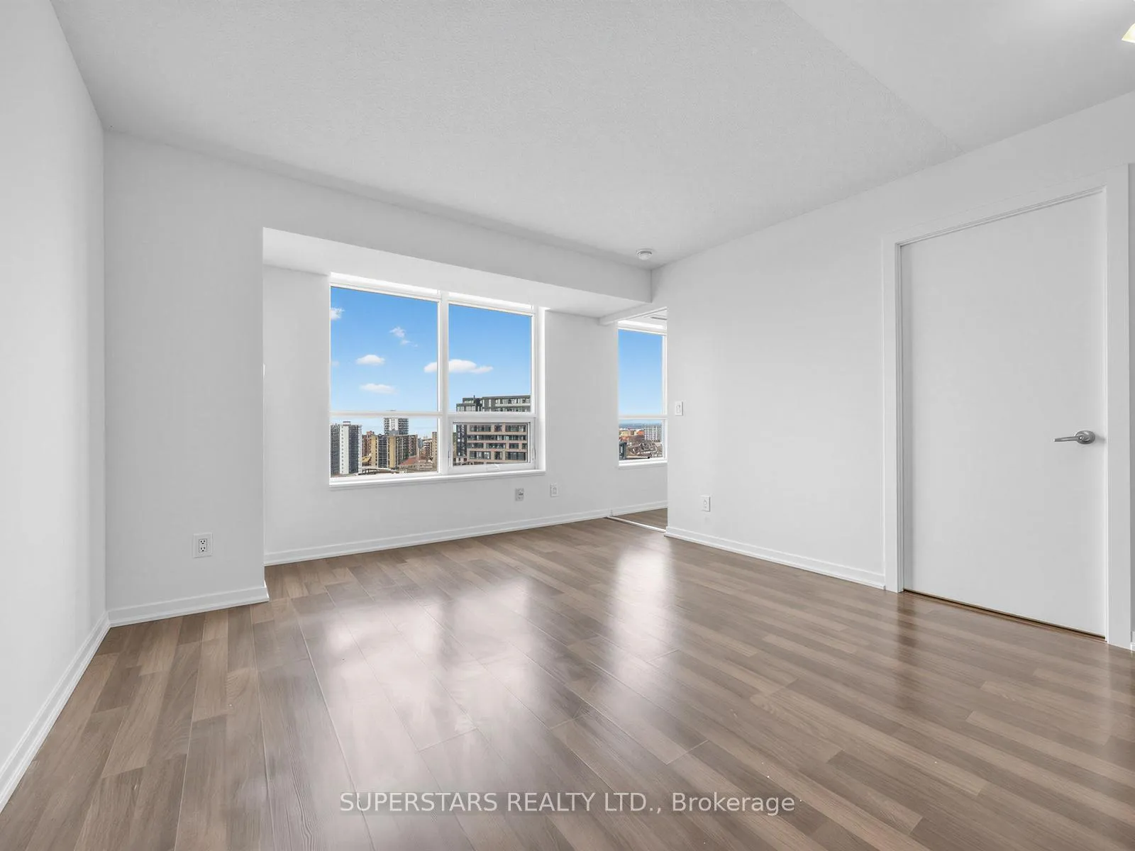 Photo 16 of 38 Joe Shuster Way, Toronto, South Parkdale — HOMEH