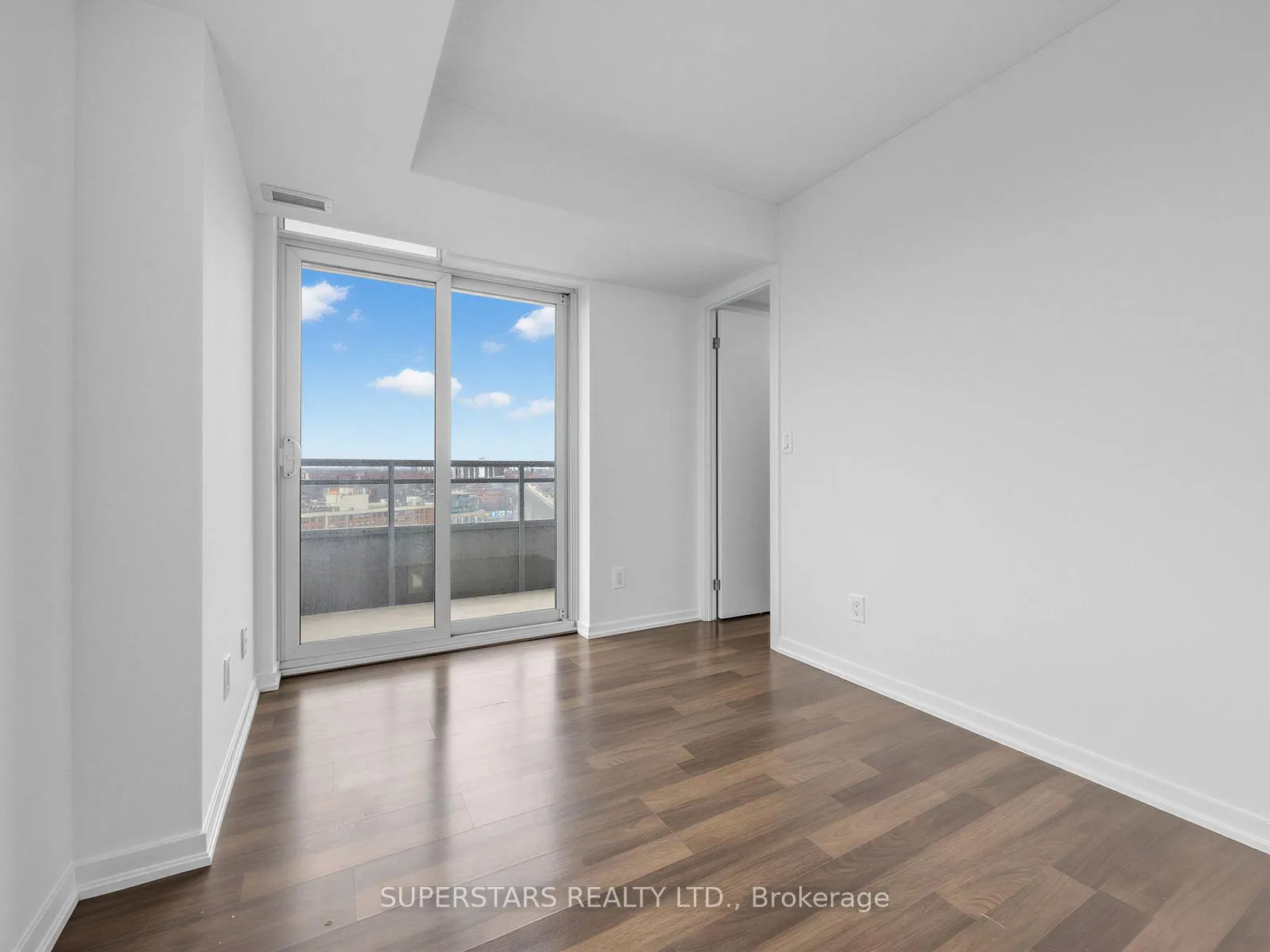 Photo 19 of 38 Joe Shuster Way, Toronto, South Parkdale — HOMEH