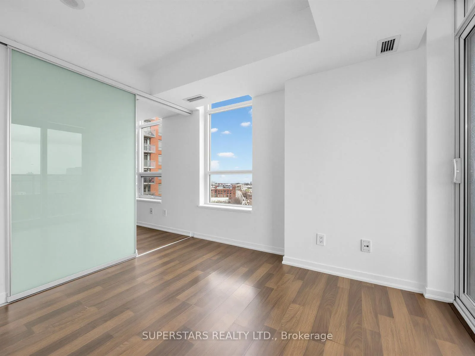 Photo 21 of 38 Joe Shuster Way, Toronto, South Parkdale — HOMEH