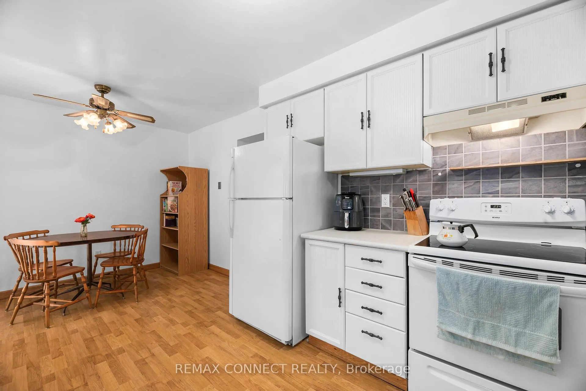 Photo 12 of 21 Wright Crescent, Ajax, Central — HOMEH