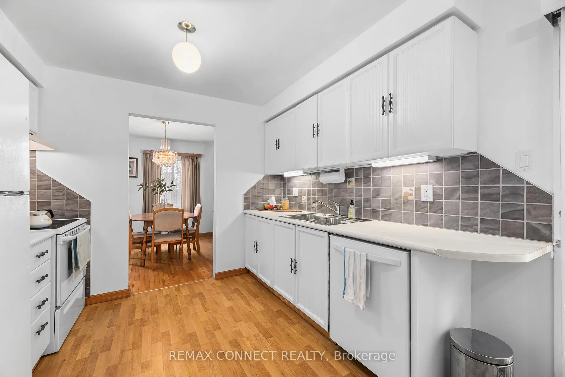 Photo 14 of 21 Wright Crescent, Ajax, Central — HOMEH