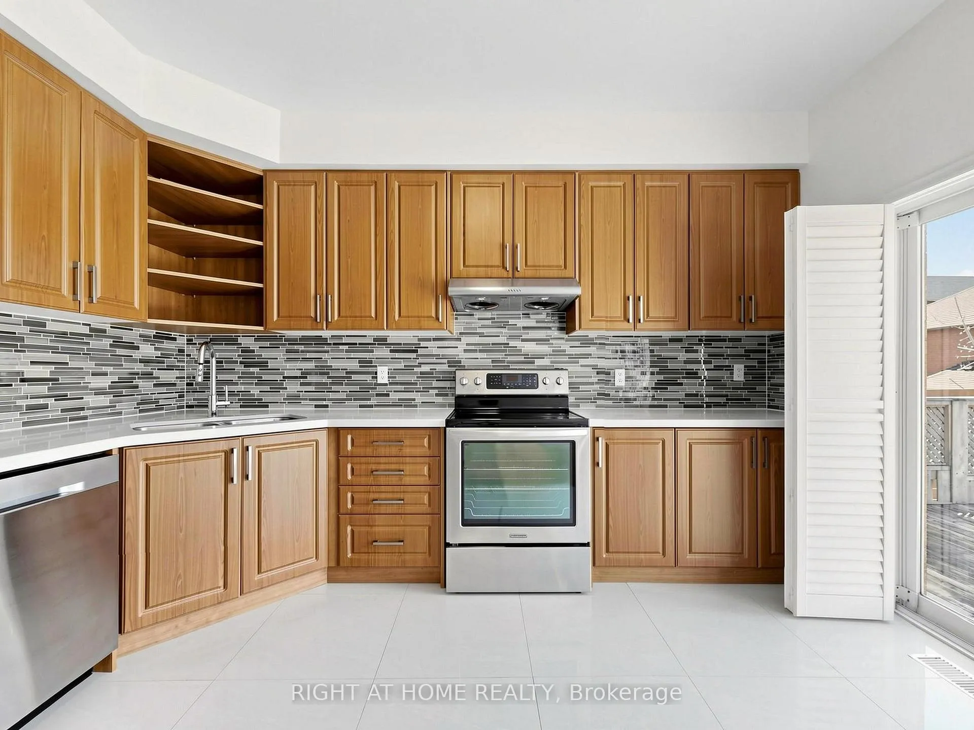 Photo 6 of 306 William Berczy Boulevard, Markham, Berczy — HOMEH
