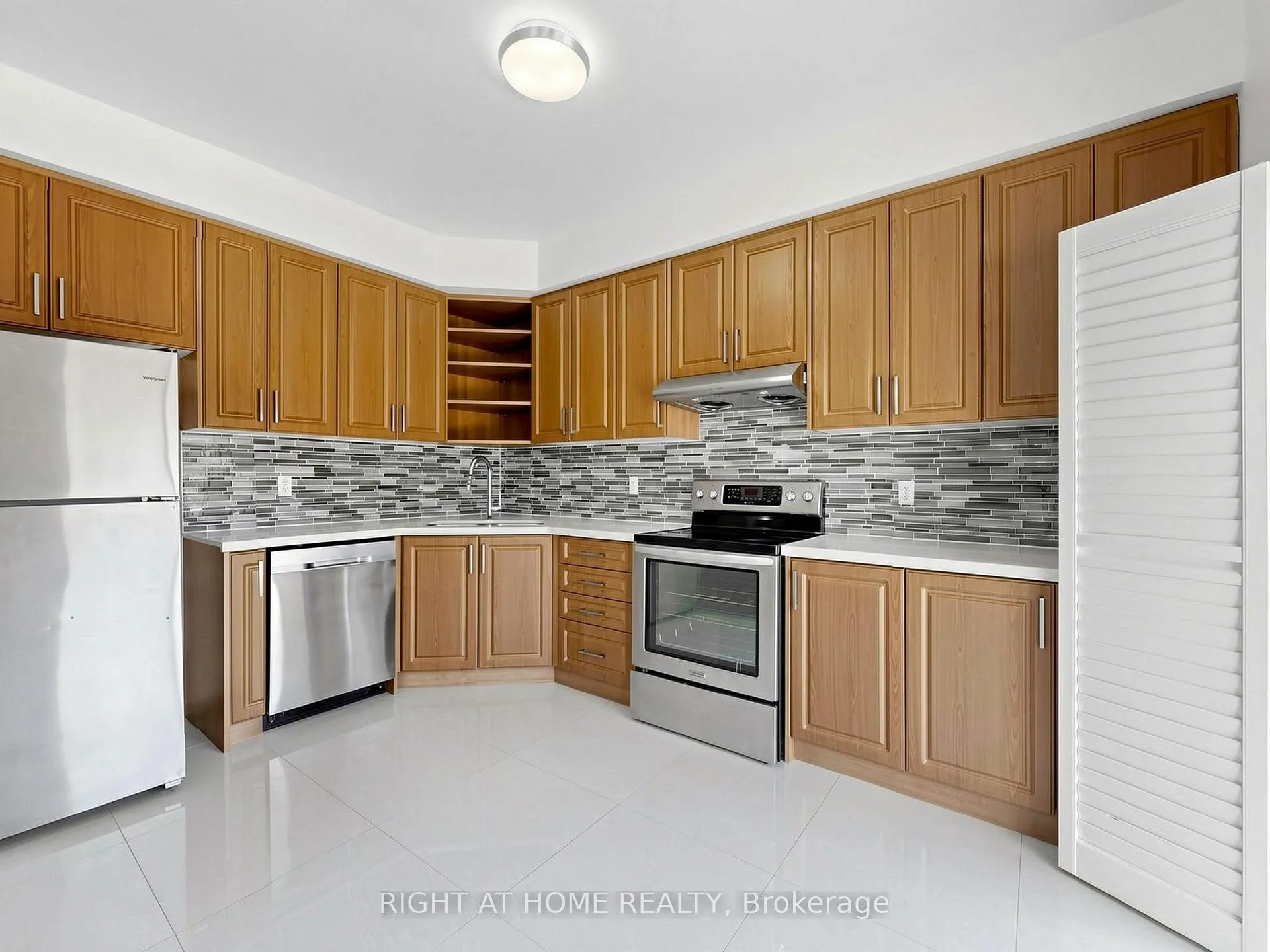 Photo 7 of 306 William Berczy Boulevard, Markham, Berczy — HOMEH