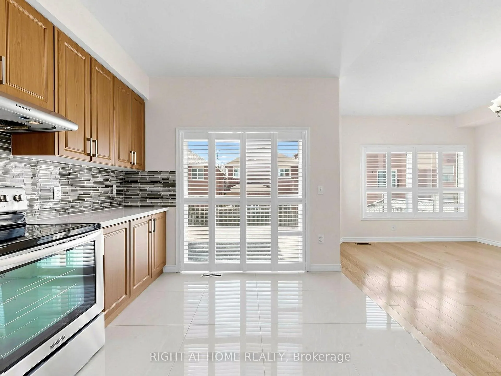 Photo 8 of 306 William Berczy Boulevard, Markham, Berczy — HOMEH