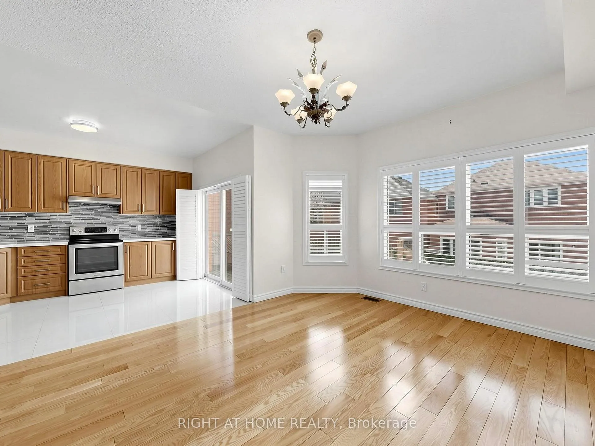 Photo 10 of 306 William Berczy Boulevard, Markham, Berczy — HOMEH
