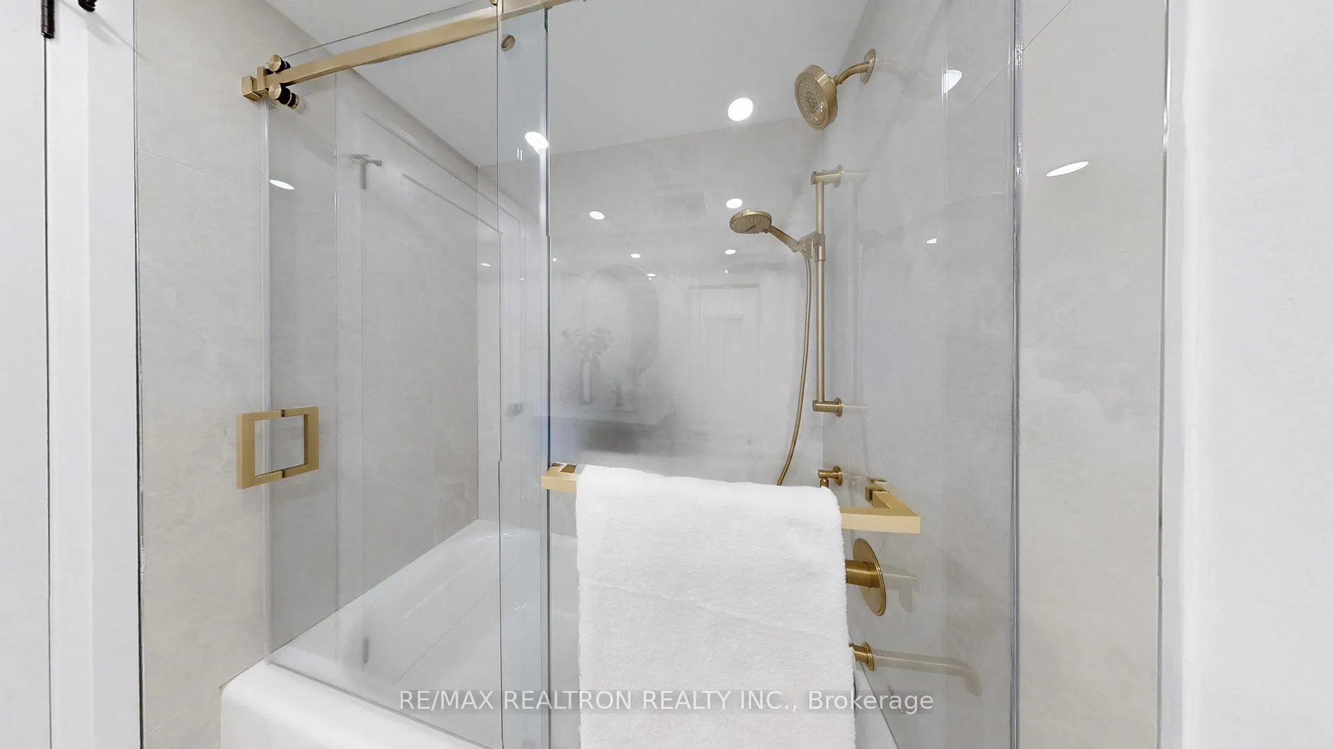 Photo 30 of Unit 404, 40 Harding Boulevard W, Richmond Hill, Harding — HOMEH