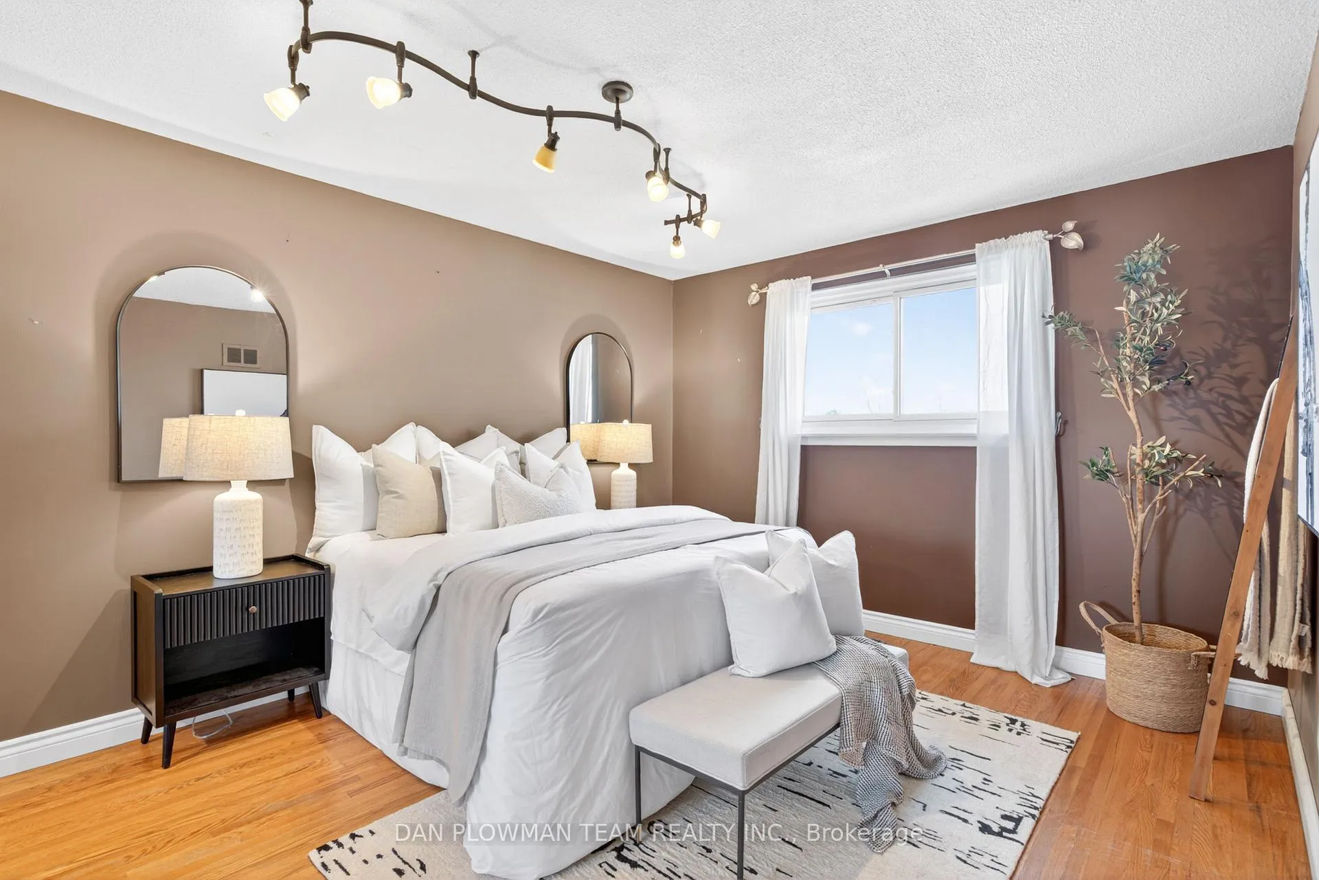 Photo 17 of 215 Central Park Boulevard N, Oshawa, O'Neill — HOMEH