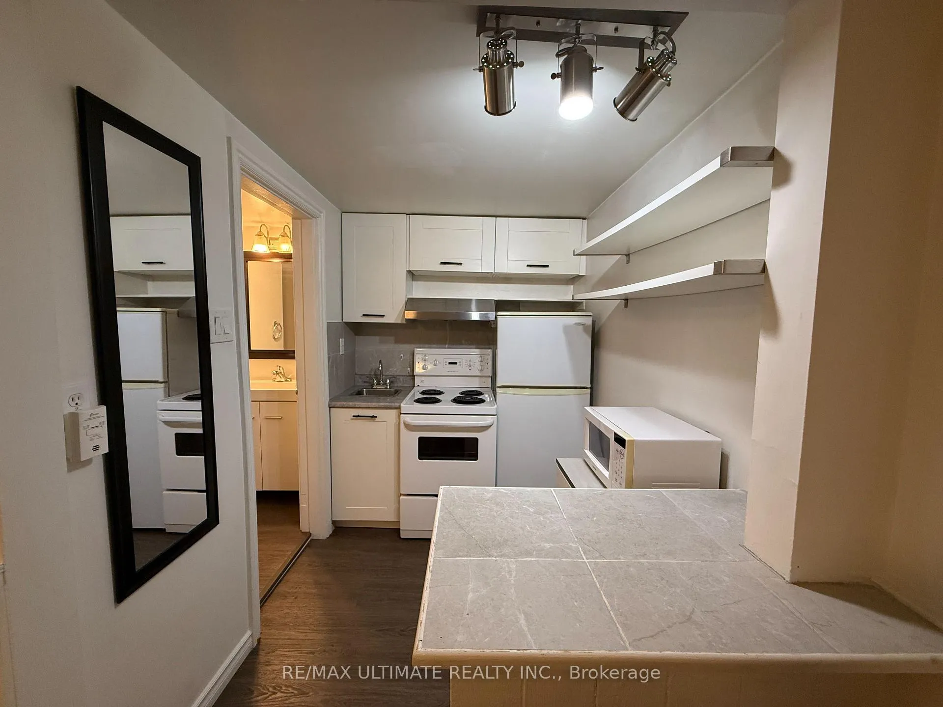 Photo 8 of Unit Unit 5 (Basement Unit), 8 Avion Avenue, Toronto, The Beaches — HOMEH