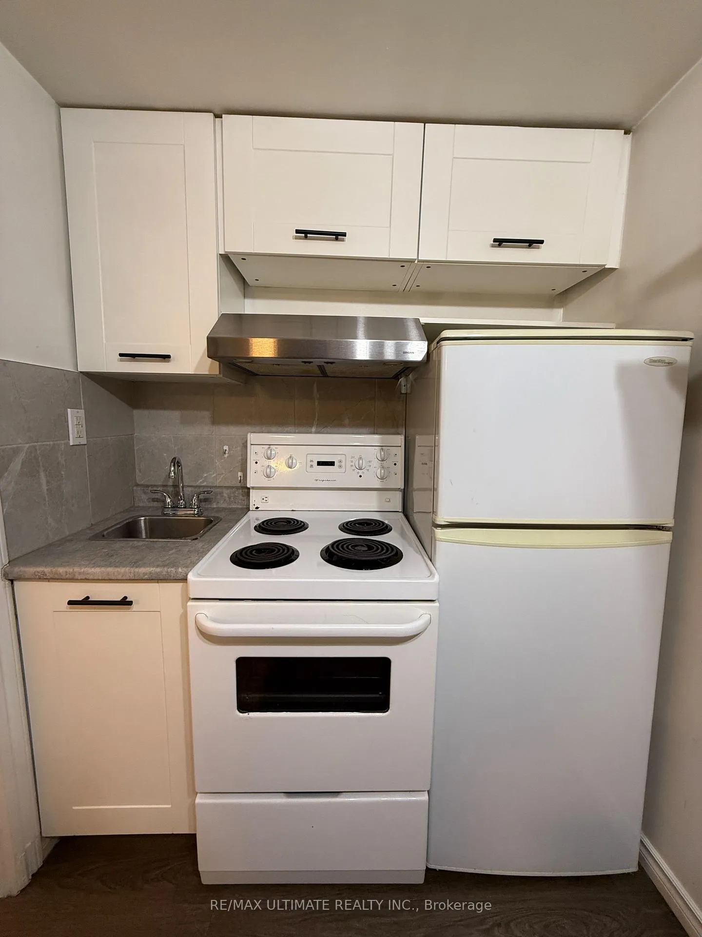 Photo 10 of Unit Unit 5 (Basement Unit), 8 Avion Avenue, Toronto, The Beaches — HOMEH
