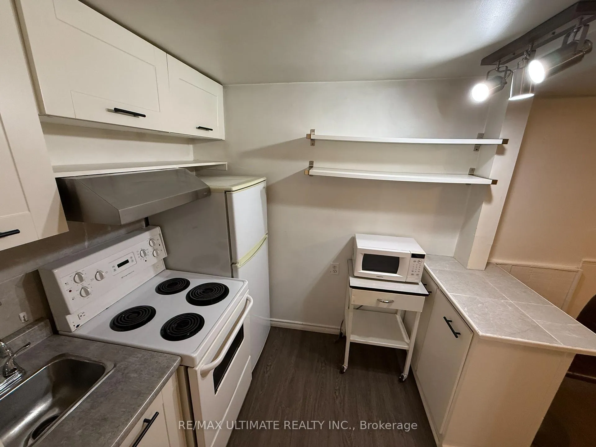 Photo 12 of Unit Unit 5 (Basement Unit), 8 Avion Avenue, Toronto, The Beaches — HOMEH