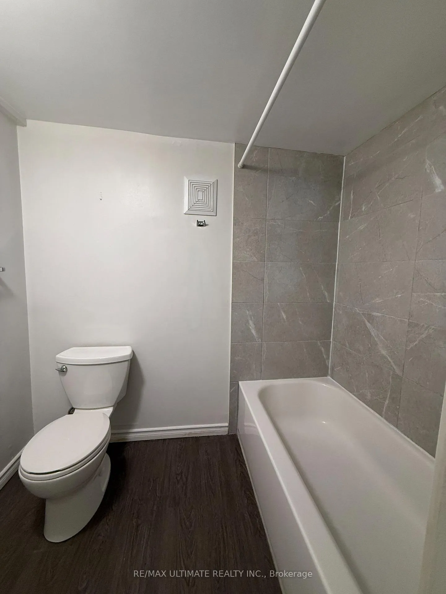 Photo 14 of Unit Unit 5 (Basement Unit), 8 Avion Avenue, Toronto, The Beaches — HOMEH