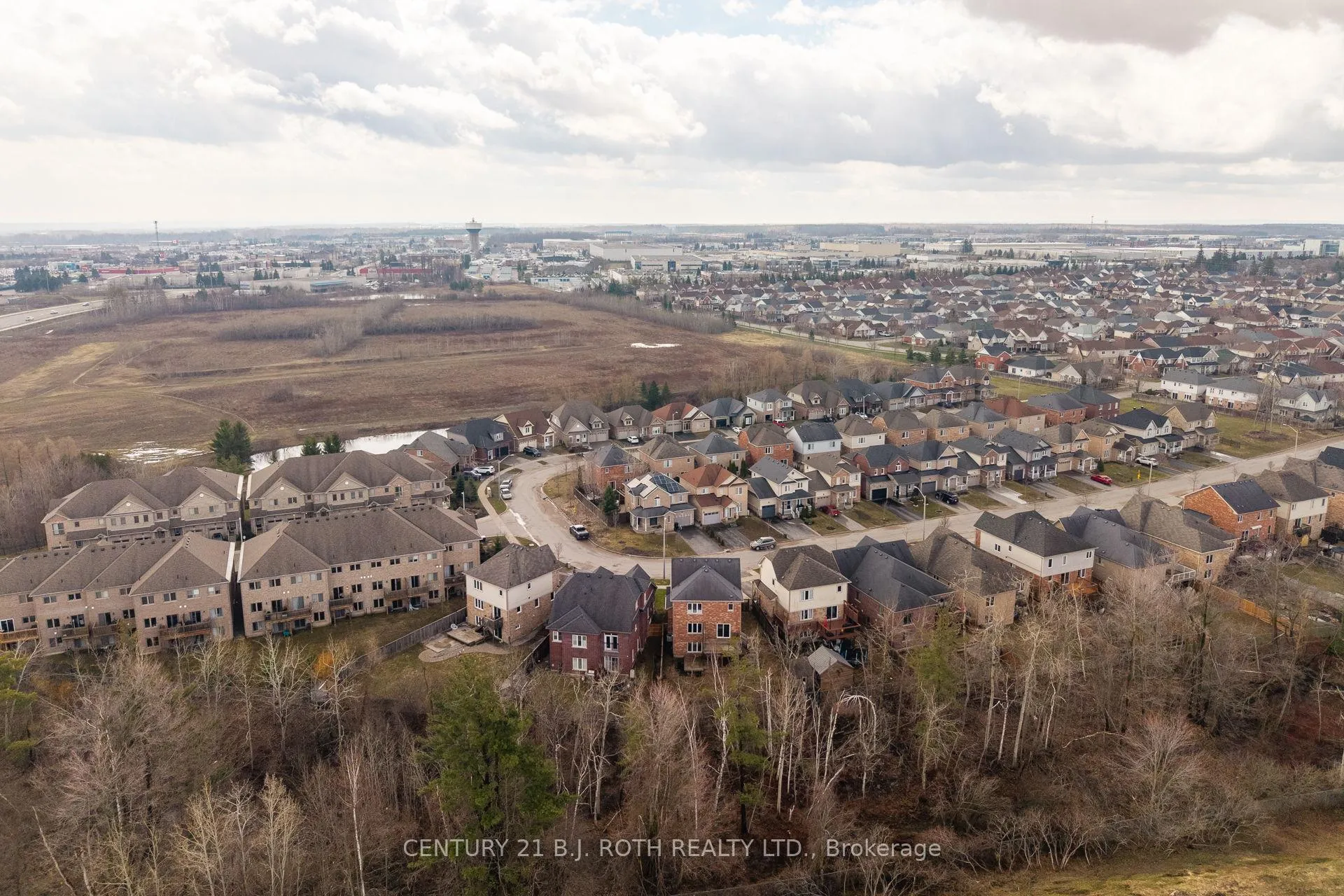 Photo 34 of 30 Megan Crescent, Barrie, Holly — HOMEH