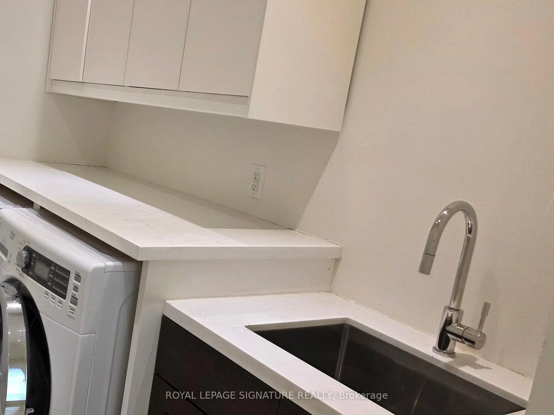 Photo 12 of 2096 Newell Crescent, Burlington, Orchard — HOMEH