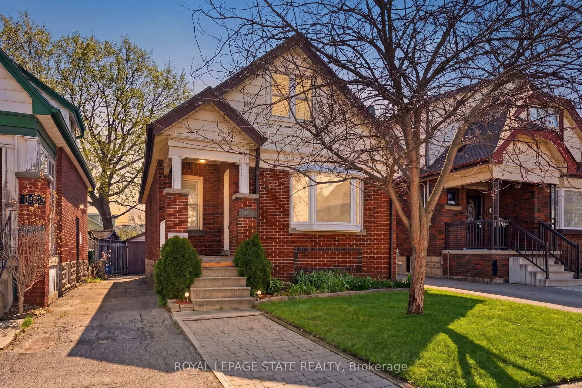 Photo 2 of 69 Houghton Avenue S, Hamilton, Delta — HOMEH