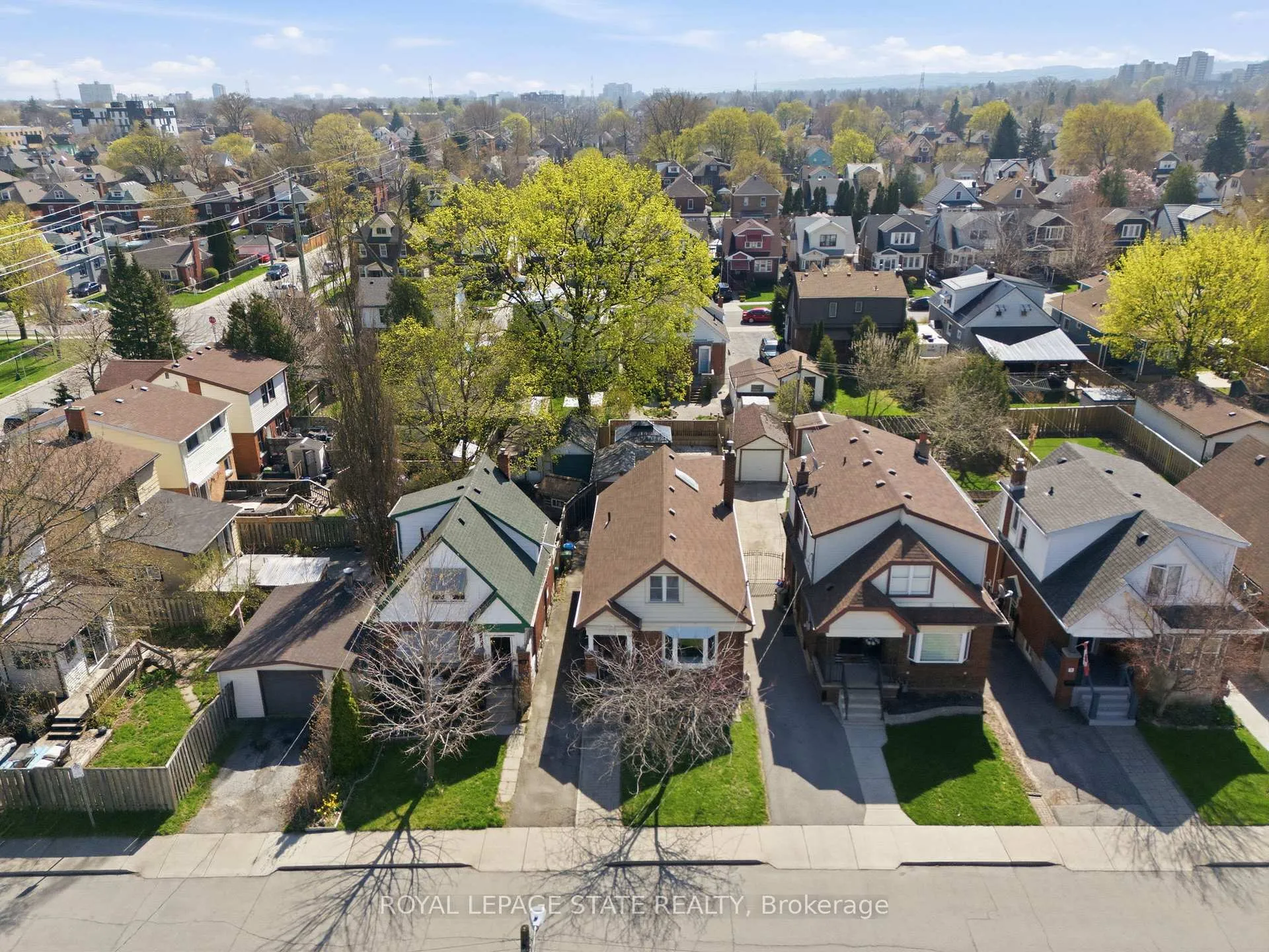 Photo 3 of 69 Houghton Avenue S, Hamilton, Delta — HOMEH