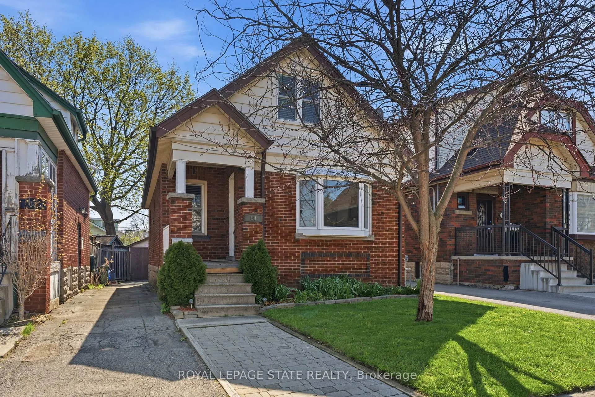 Photo 4 of 69 Houghton Avenue S, Hamilton, Delta — HOMEH