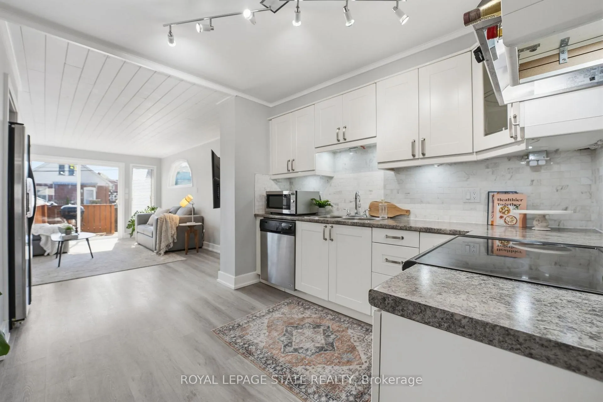 Photo 12 of 69 Houghton Avenue S, Hamilton, Delta — HOMEH