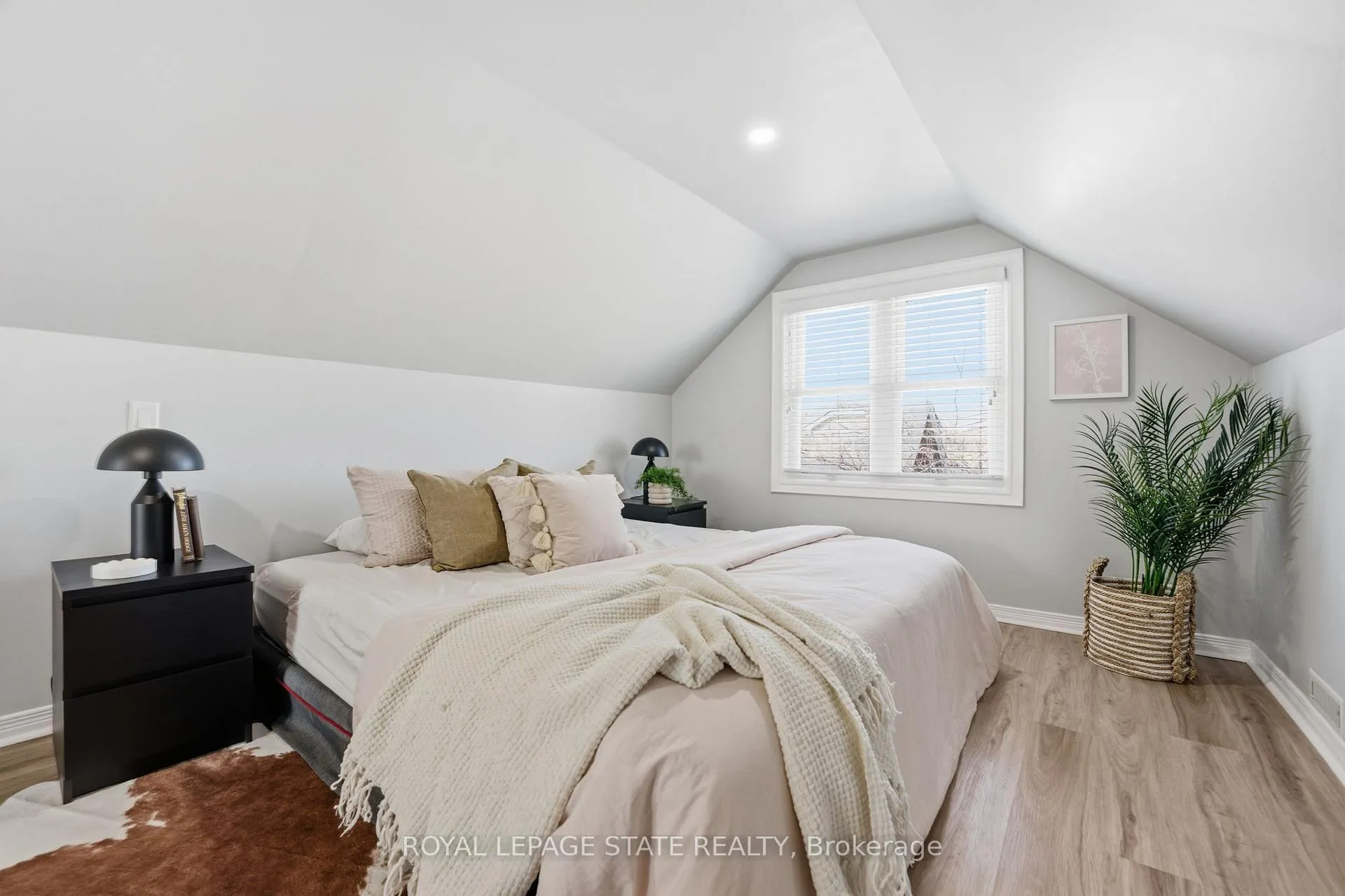 Photo 23 of 69 Houghton Avenue S, Hamilton, Delta — HOMEH