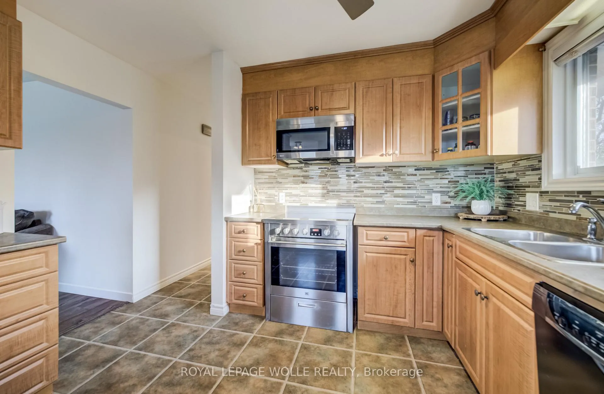 Photo 11 of 22 Duncairn Avenue, Kitchener — HOMEH