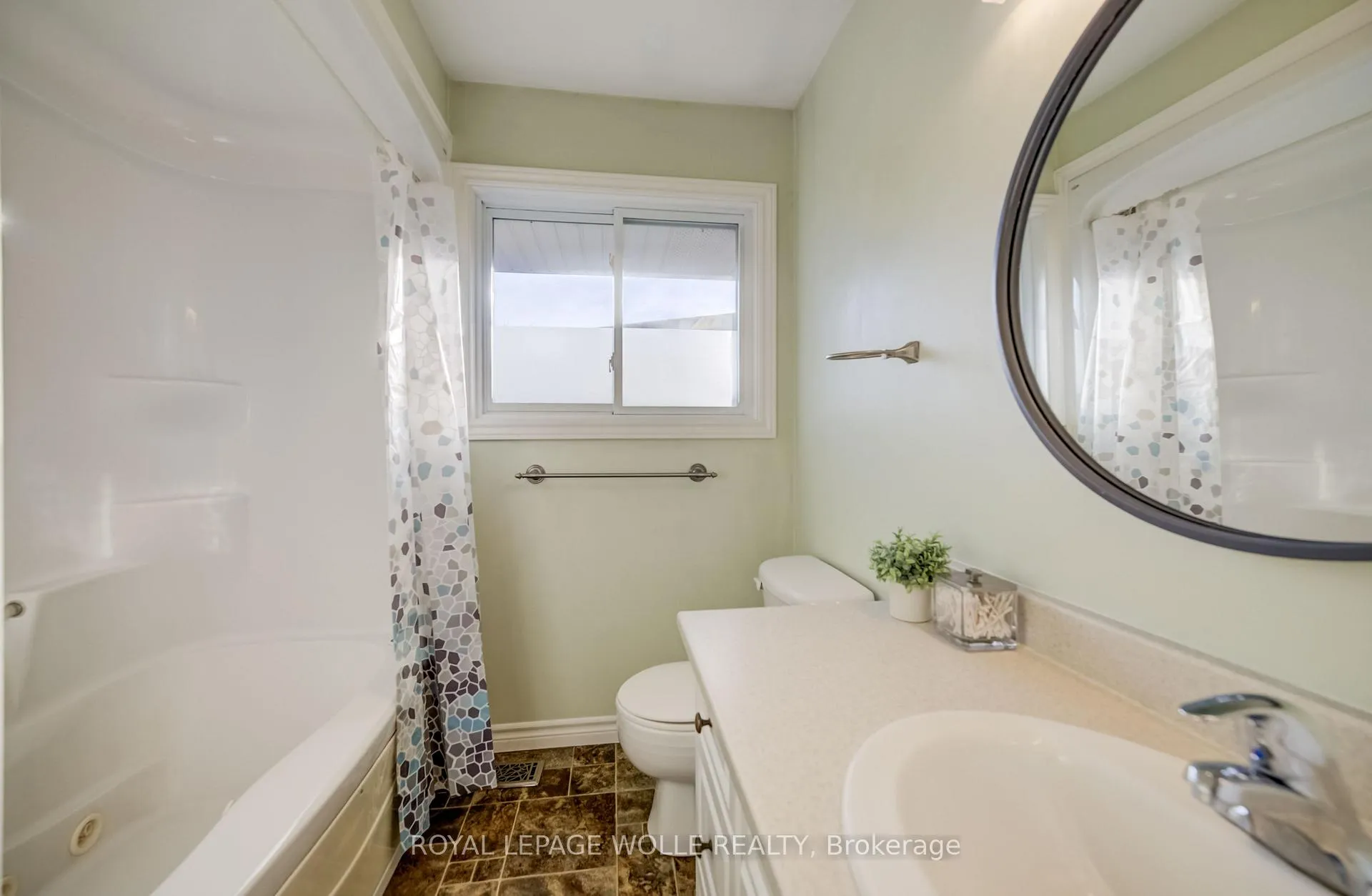 Photo 23 of 22 Duncairn Avenue, Kitchener — HOMEH