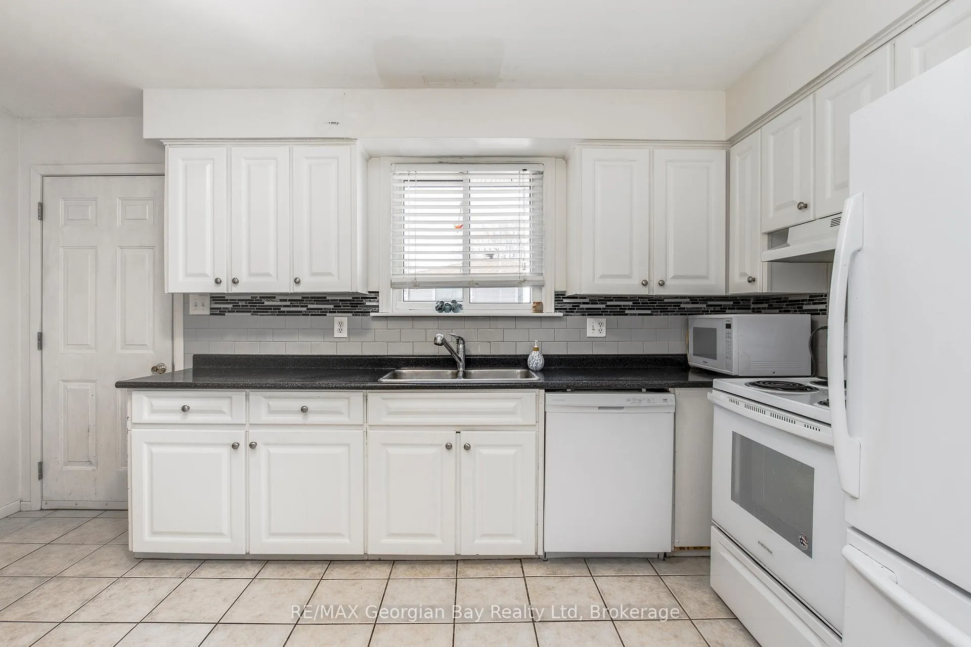 Photo 5 of 648 Manly Street, Midland — HOMEH