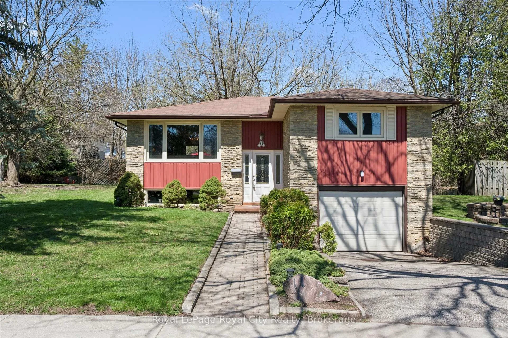 Photo 2 of 11 Gregory Place, Guelph, Willow West/Sugarbush/West Acres — HOMEH