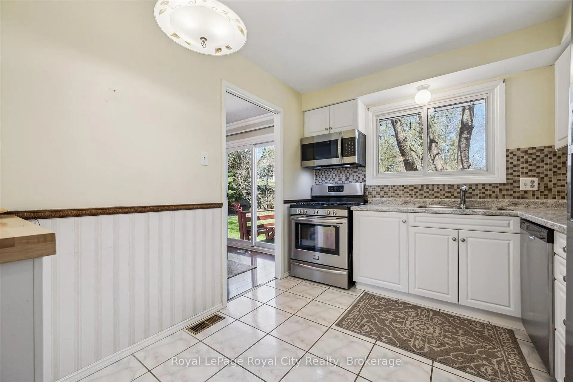 Photo 12 of 11 Gregory Place, Guelph, Willow West/Sugarbush/West Acres — HOMEH