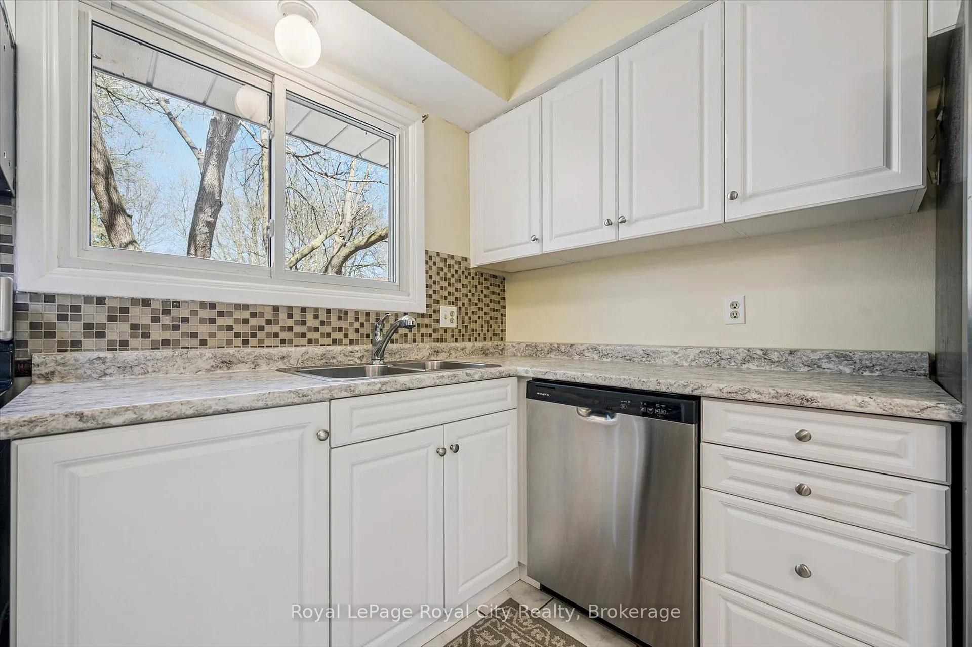 Photo 13 of 11 Gregory Place, Guelph, Willow West/Sugarbush/West Acres — HOMEH