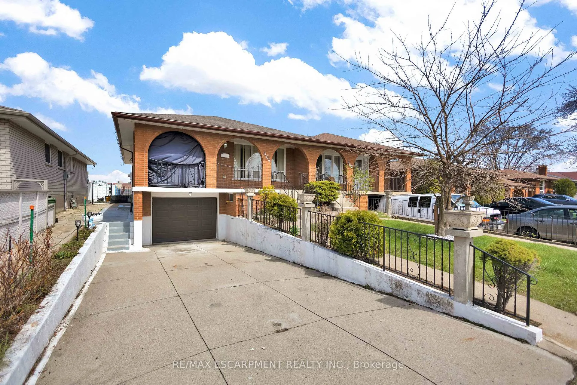 Photo 2 of 304 Celtic Drive, Hamilton, Stoney Creek — HOMEH