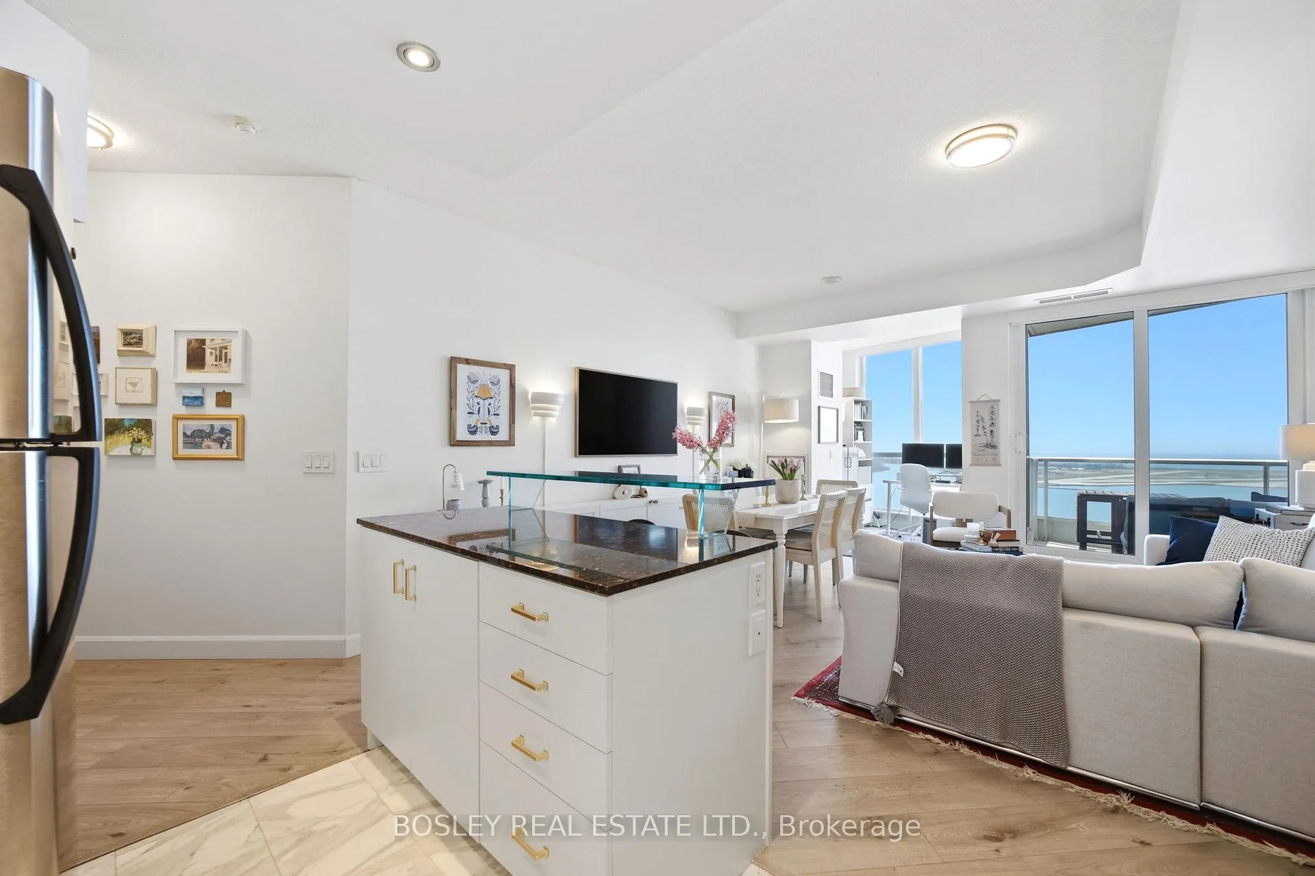 Photo 7 of Unit 2011, 218 Queens Quay W, Toronto, Waterfront Communities — HOMEH