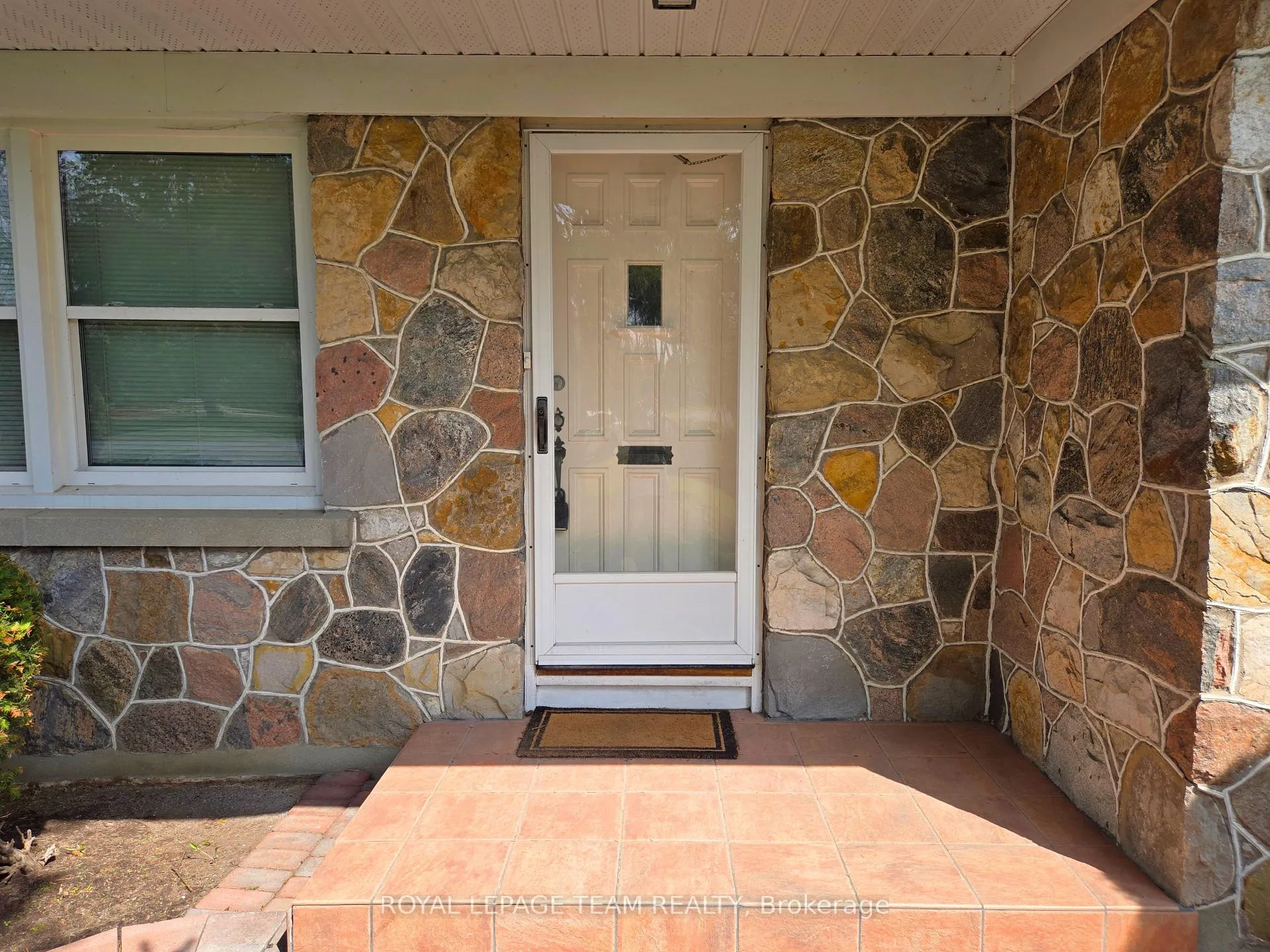 Photo 2 of 825 Killeen Avenue, Ottawa, McKellar Heights/Glabar Park — HOMEH
