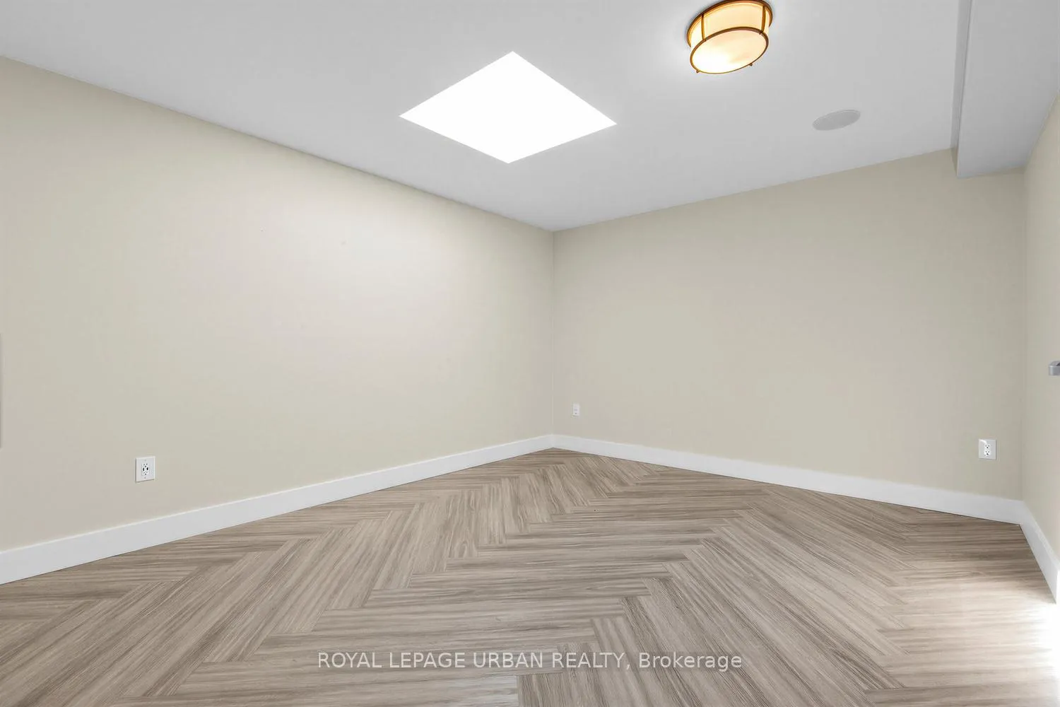 Photo 14 of 901 Pape Avenue, Toronto, Danforth Village-East York — HOMEH