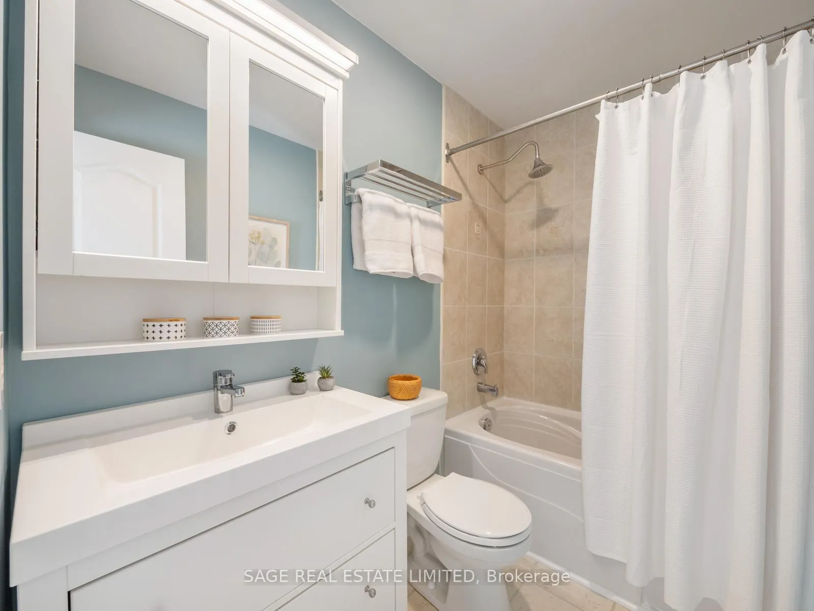 Photo 17 of 137 Willow Avenue, Toronto, The Beaches — HOMEH
