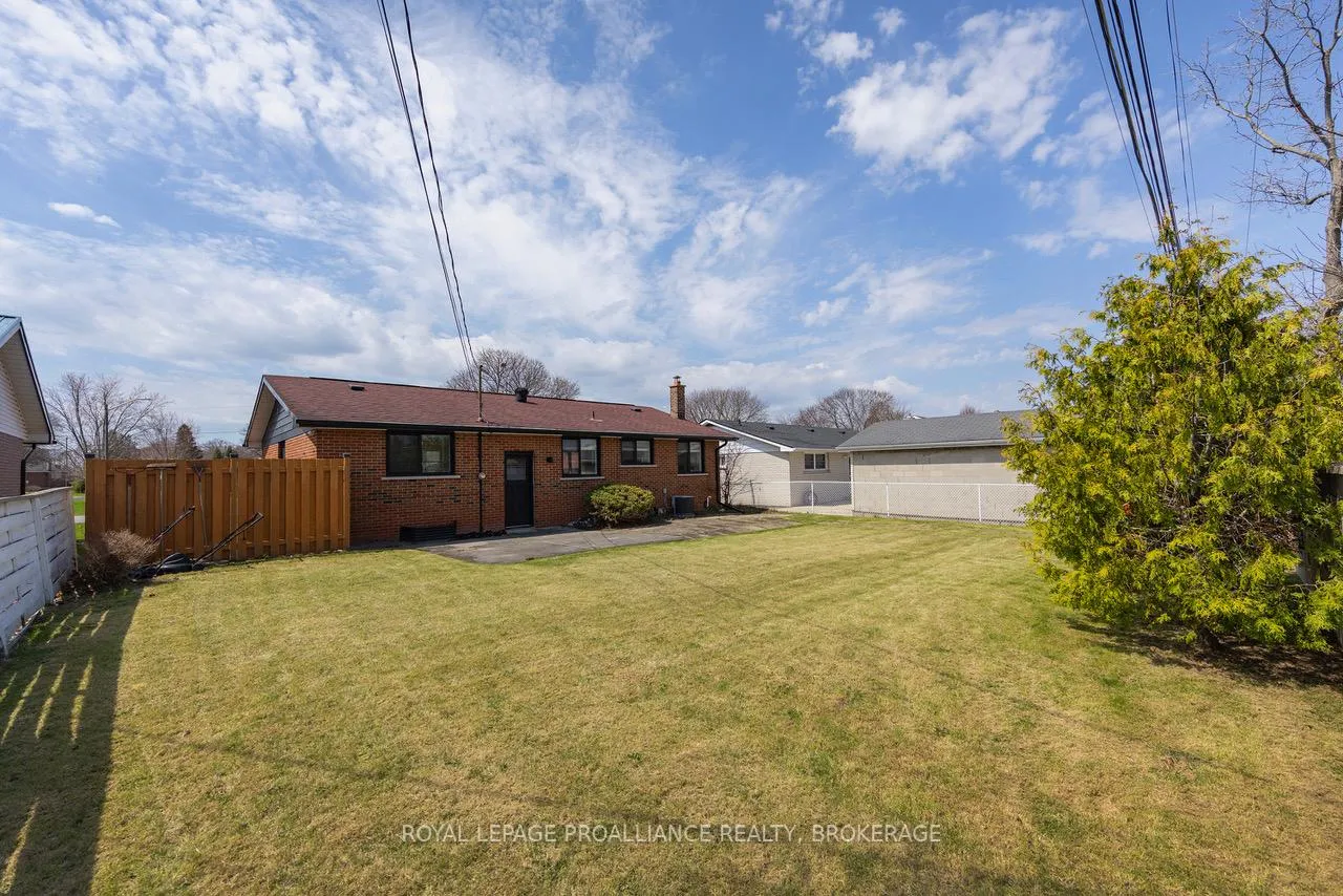 Photo 33 of 39 Howard Crescent, Kingston, West of Sir John A. Blvd — HOMEH