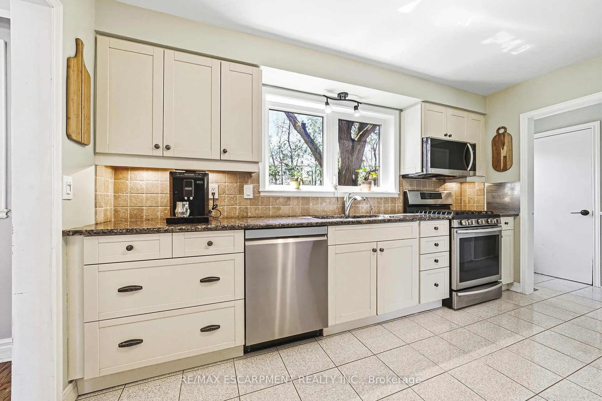 Photo 11 of 668 Chestnut Place, Burlington, Roseland — HOMEH