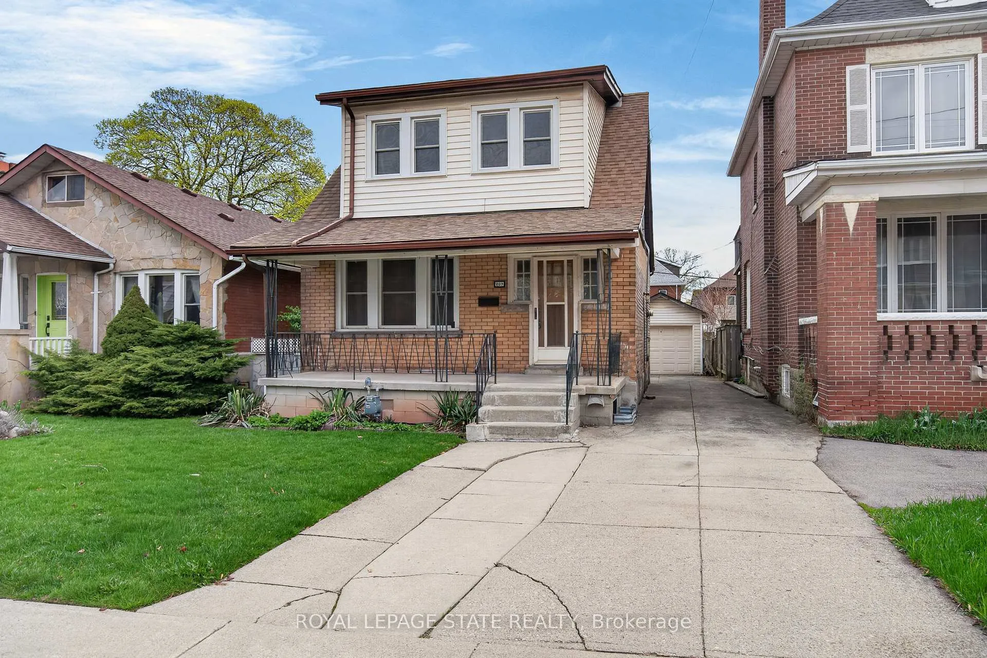 Photo 2 of 207 Rosslyn Avenue S, Hamilton, Delta — HOMEH