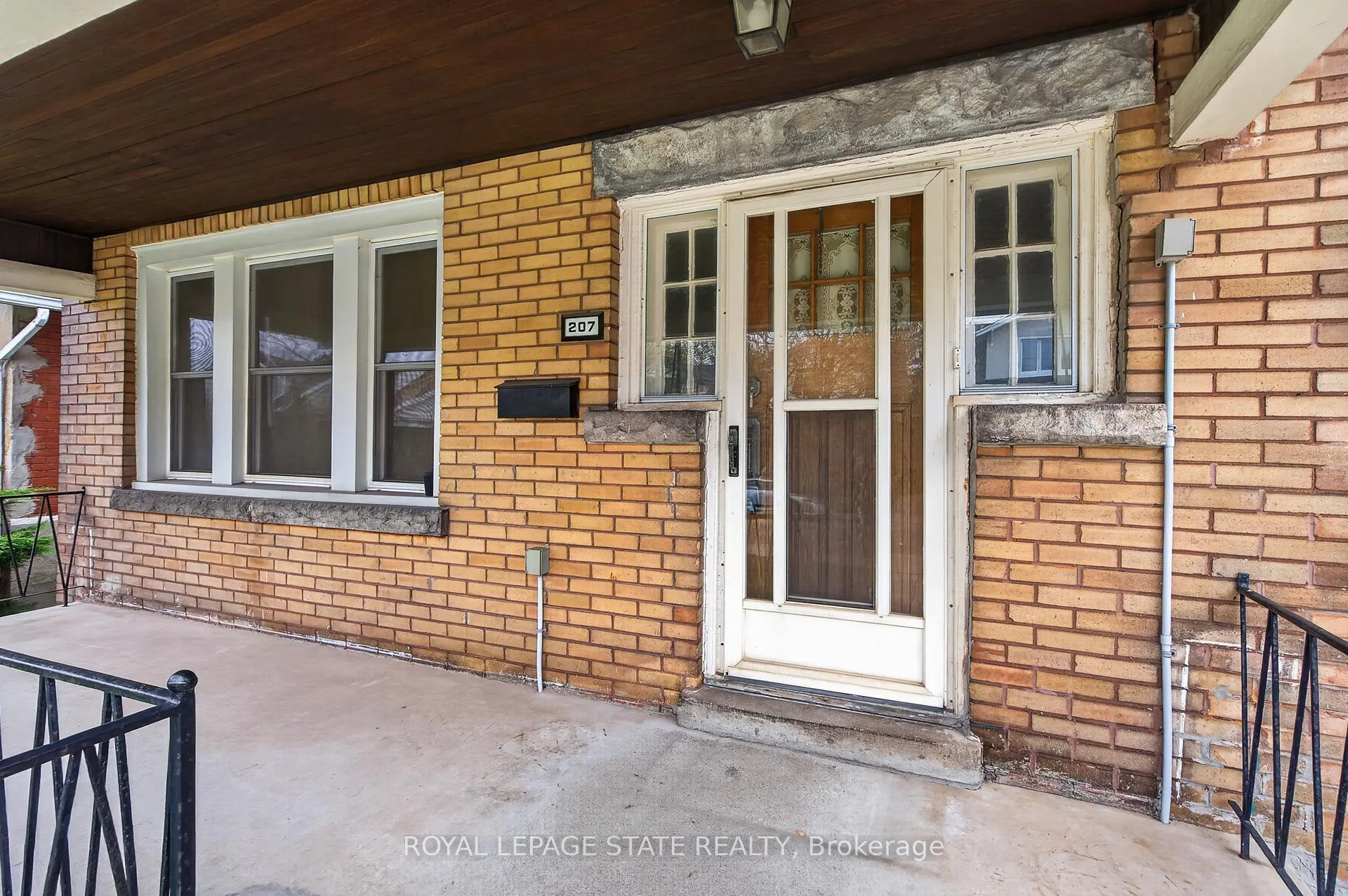 Photo 4 of 207 Rosslyn Avenue S, Hamilton, Delta — HOMEH