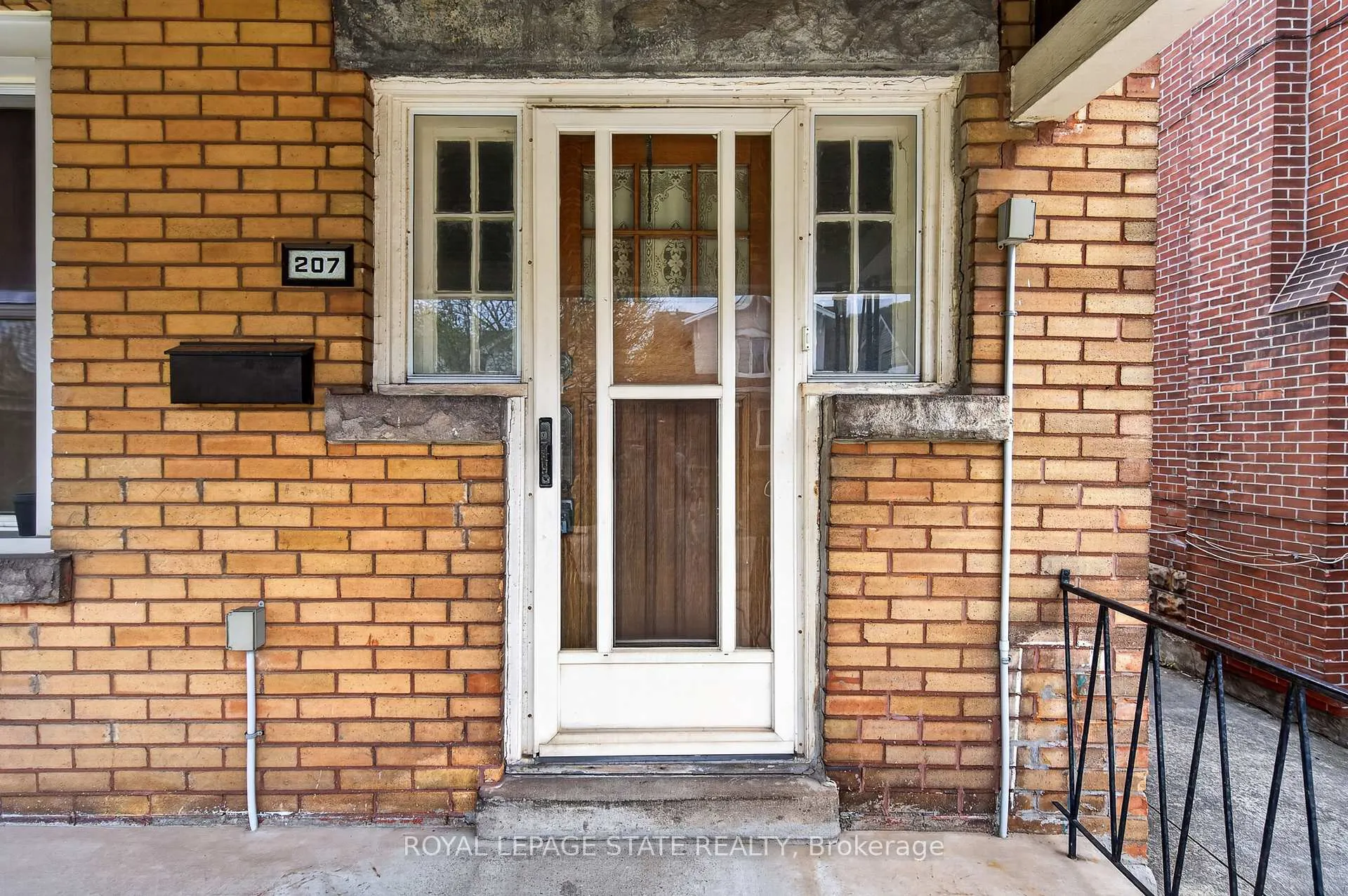 Photo 5 of 207 Rosslyn Avenue S, Hamilton, Delta — HOMEH