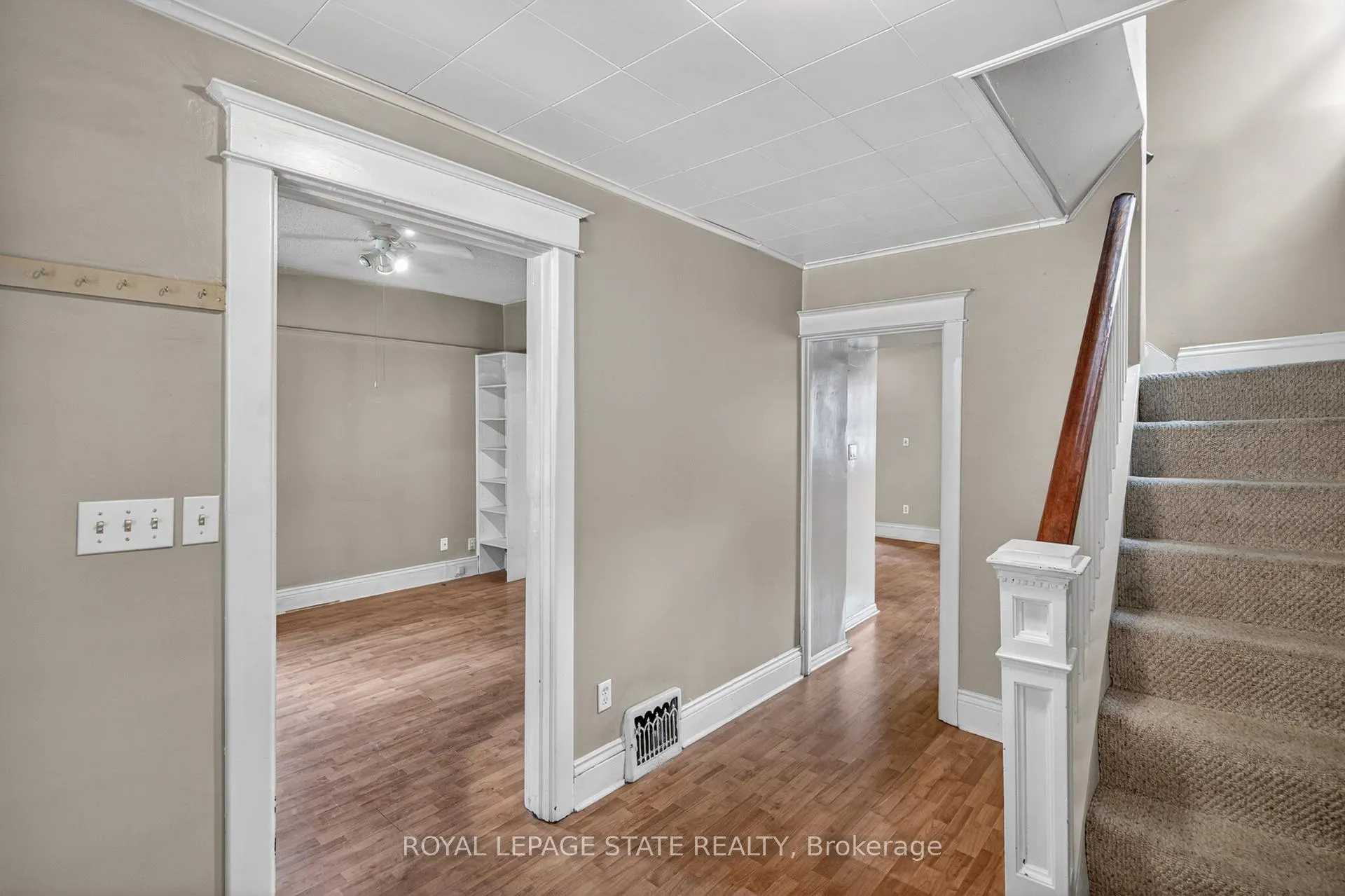 Photo 8 of 207 Rosslyn Avenue S, Hamilton, Delta — HOMEH