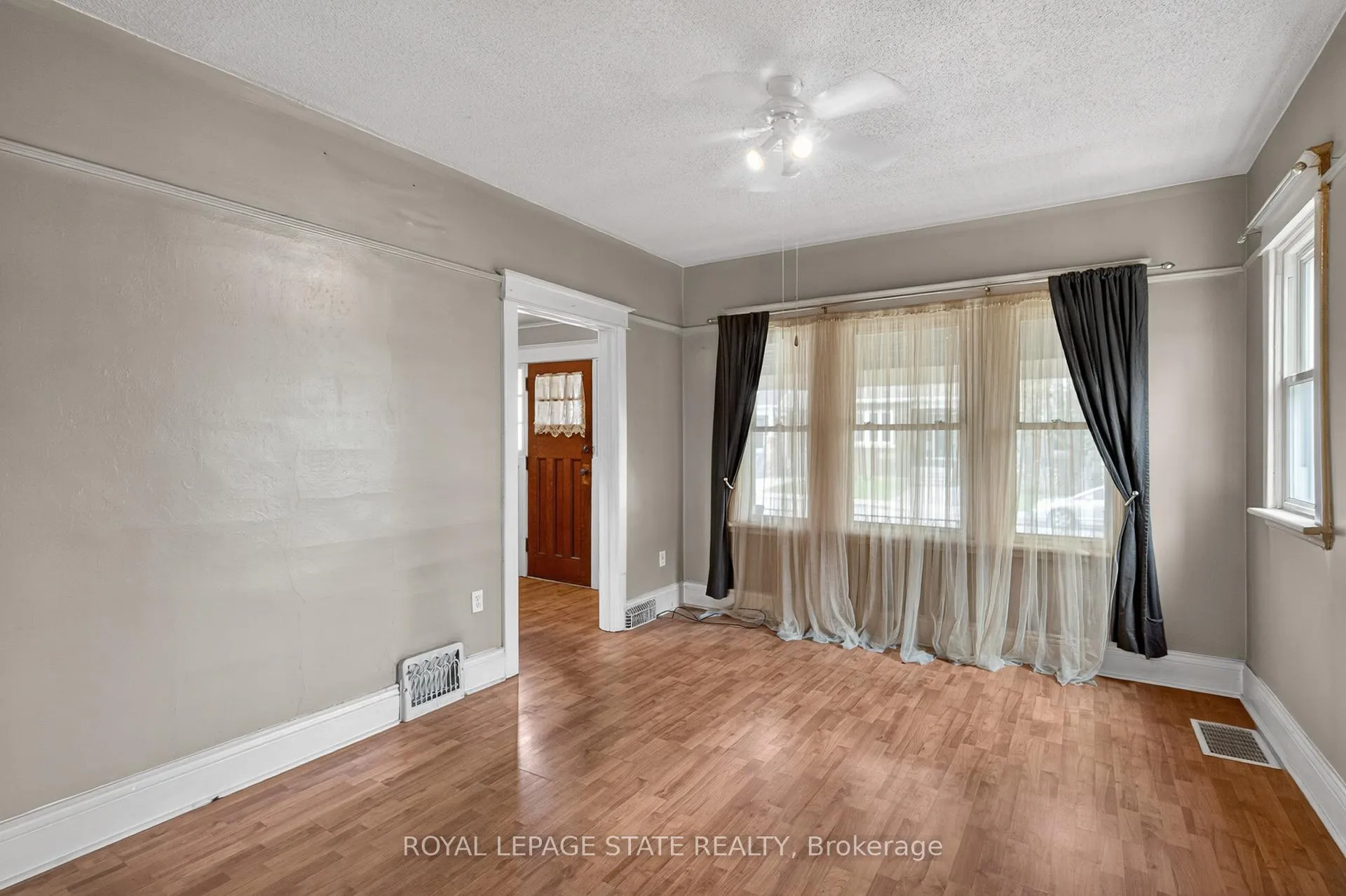 Photo 11 of 207 Rosslyn Avenue S, Hamilton, Delta — HOMEH
