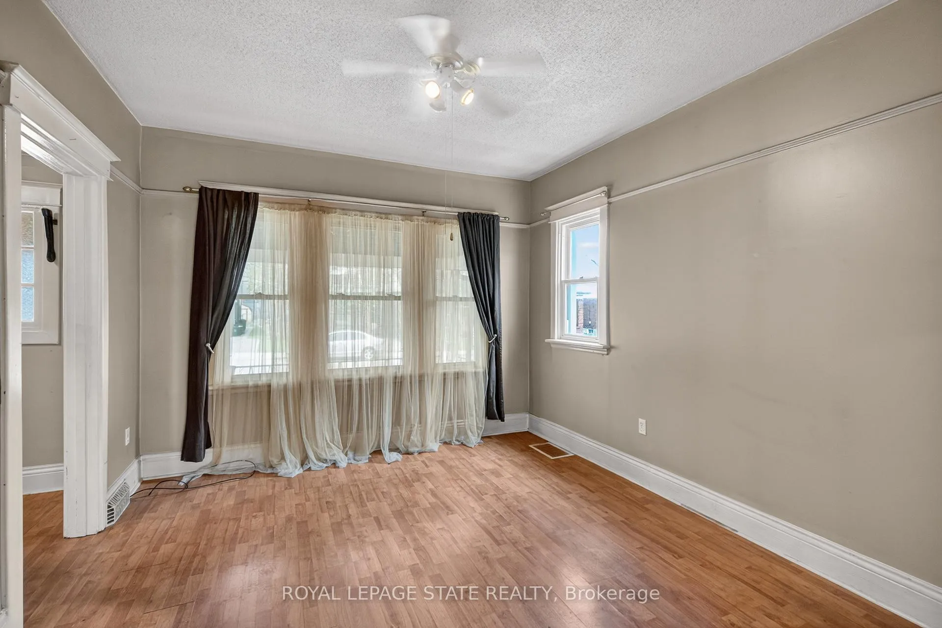 Photo 12 of 207 Rosslyn Avenue S, Hamilton, Delta — HOMEH