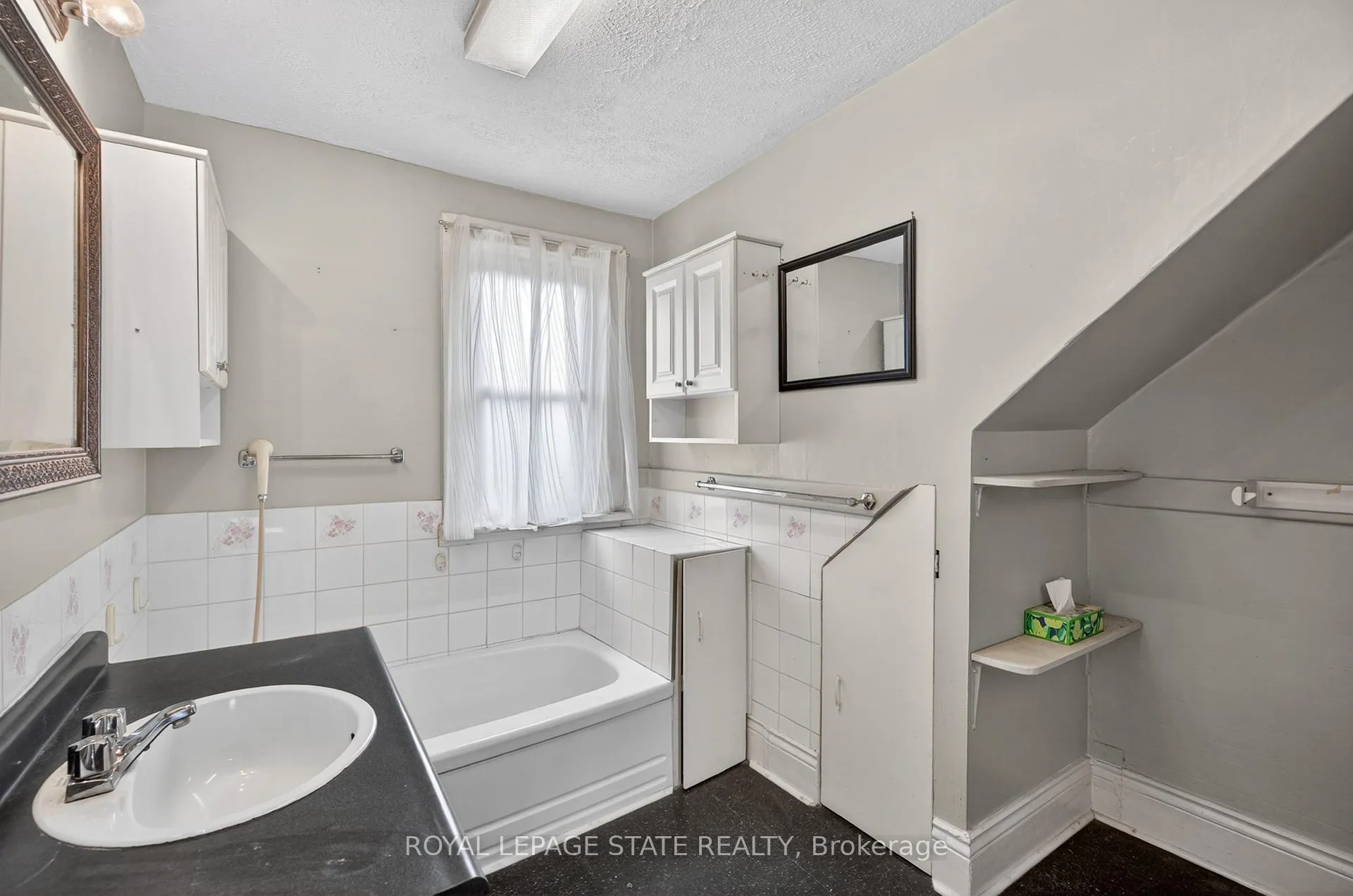 Photo 32 of 207 Rosslyn Avenue S, Hamilton, Delta — HOMEH