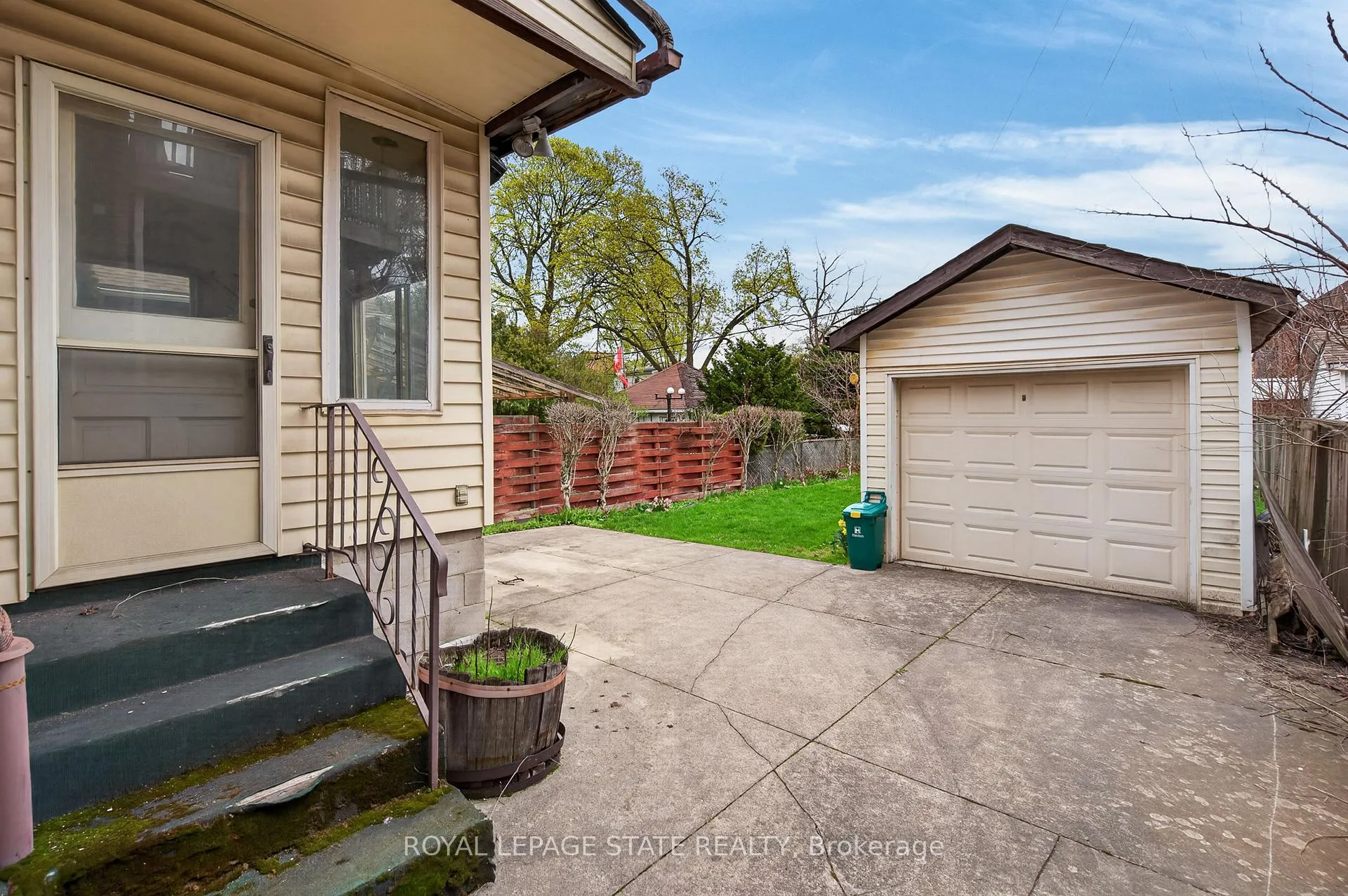 Photo 39 of 207 Rosslyn Avenue S, Hamilton, Delta — HOMEH