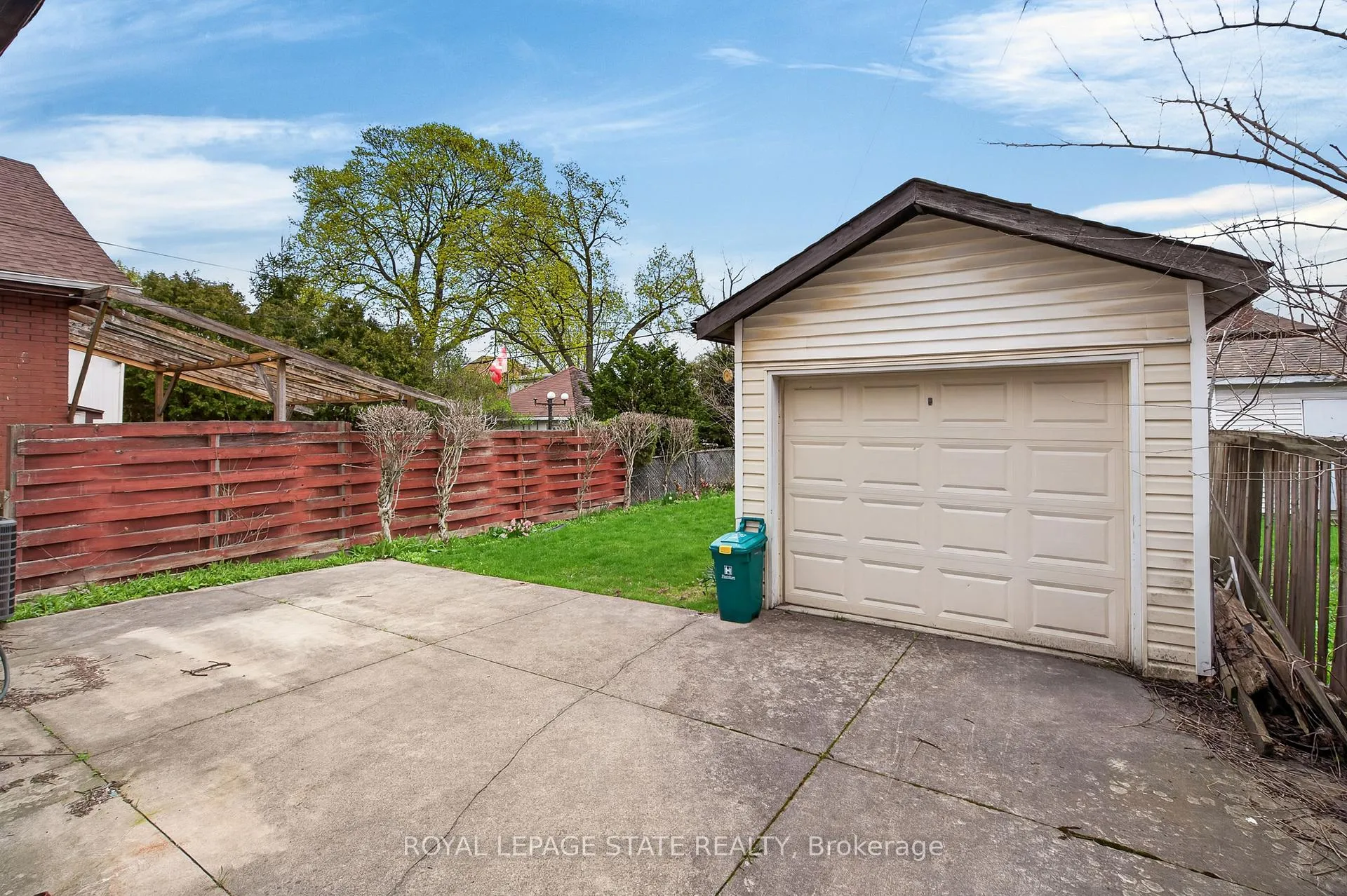 Photo 40 of 207 Rosslyn Avenue S, Hamilton, Delta — HOMEH