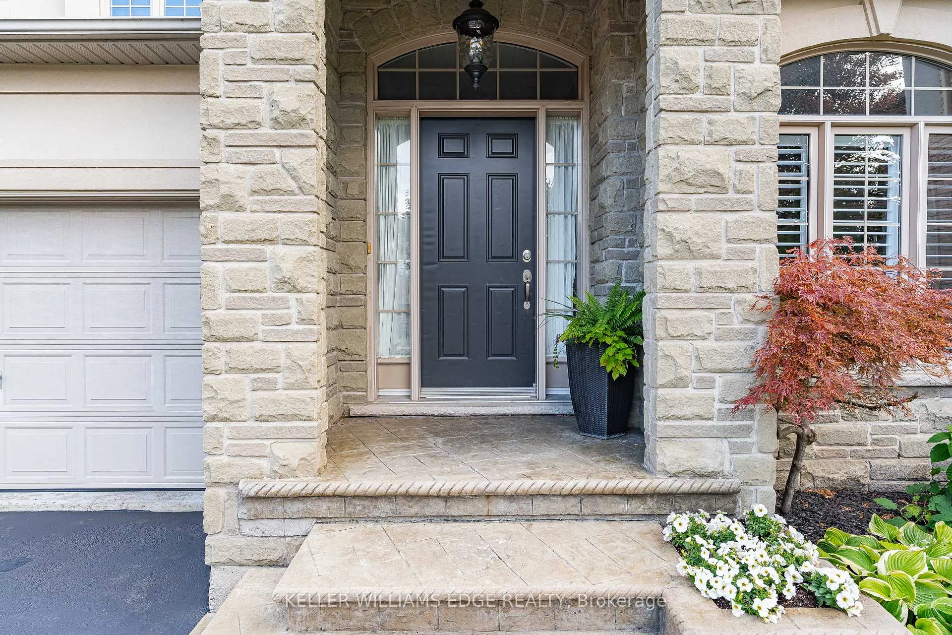 Photo 2 of 45 Premier Road, Hamilton, Waterdown — HOMEH