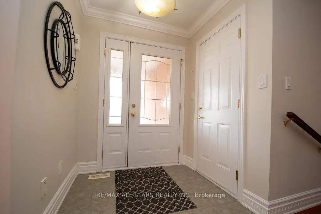 Photo 5 of 383 Wallace Drive, Kawartha Lakes, Lindsay — HOMEH