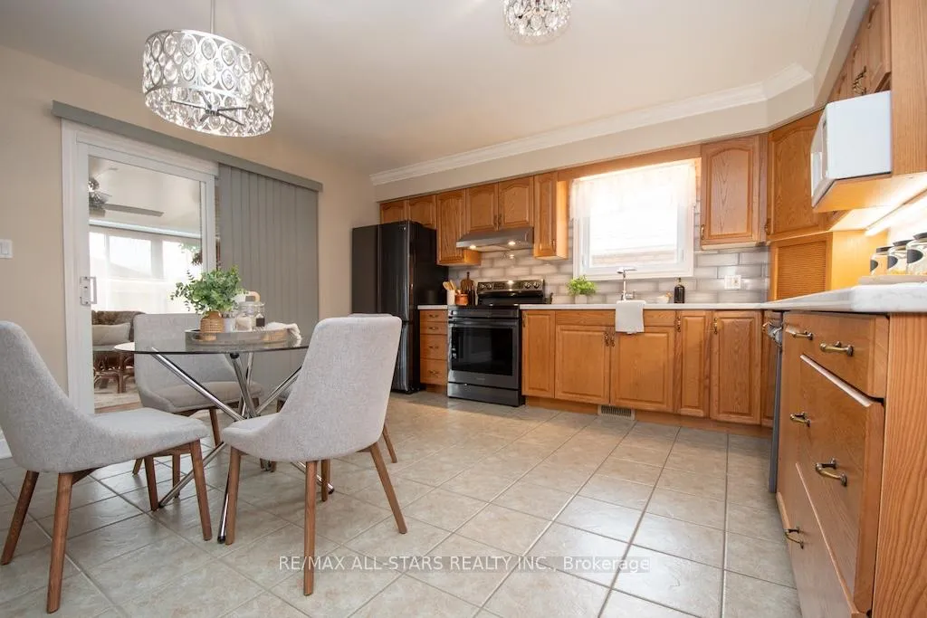 Photo 15 of 383 Wallace Drive, Kawartha Lakes, Lindsay — HOMEH