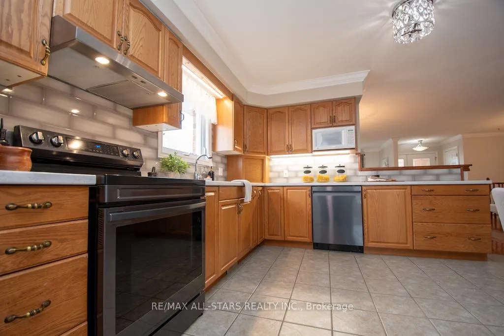 Photo 16 of 383 Wallace Drive, Kawartha Lakes, Lindsay — HOMEH