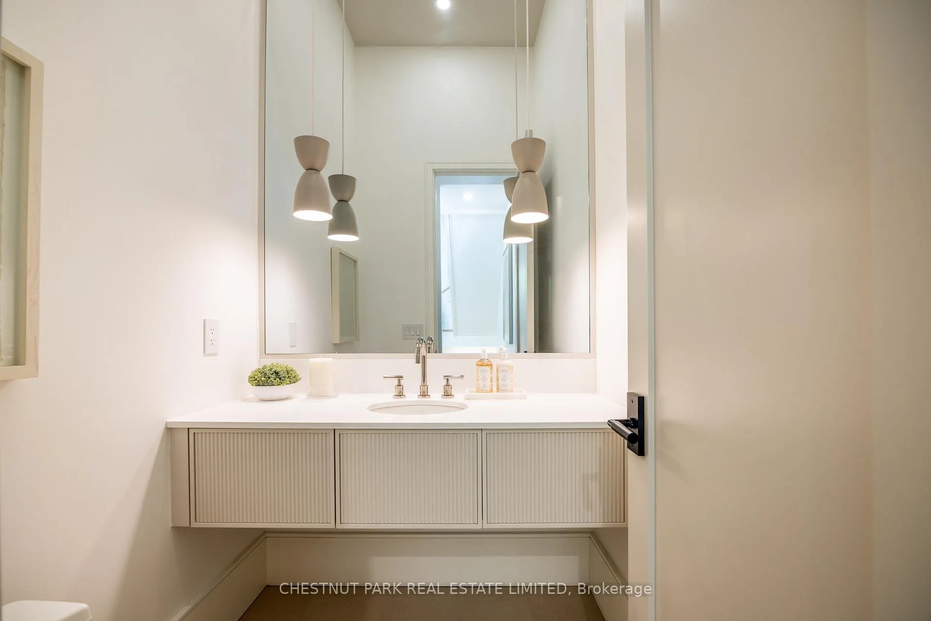 Photo 15 of 229 Sheldrake Boulevard, Toronto, Mount Pleasant East — HOMEH
